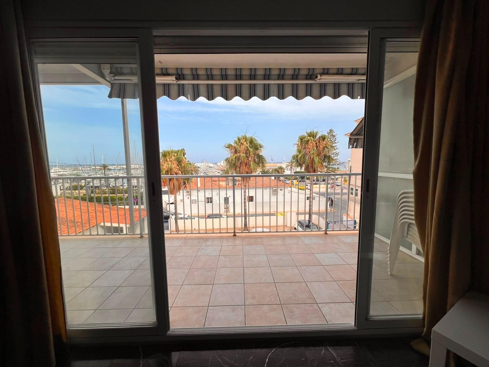 Altea: Apartamento con Vistas al Mar, Puerto y Gran Potencial, Apartamento de 113m² en Altea, a 1 calle del puerto. Vistas al mar y terraza. Ideal para reformar y vivir o invertir en la Costa Blanca. ¡315.000€!