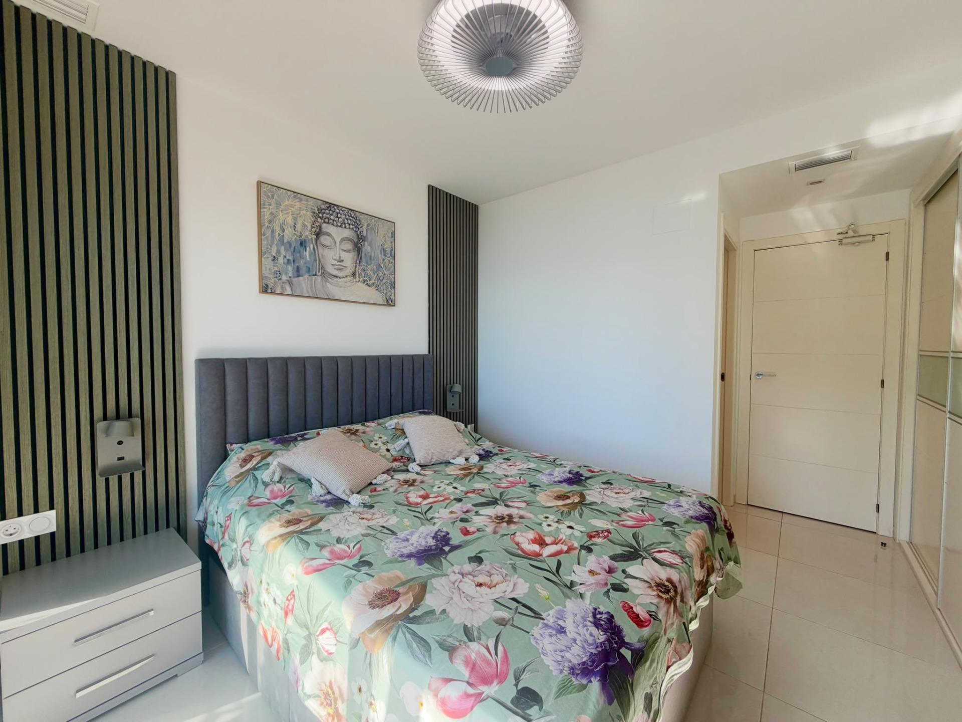 Vistas al Mar: Apartamento de Ensueño en Punta Prima, Torrevieja, Apartamento de lujo en Punta Prima, Torrevieja. Vistas frontales al mar, 2 hab, 2 baños. Disfruta la Costa Blanca con piscina, pádel y club social. ¡Tu vida med