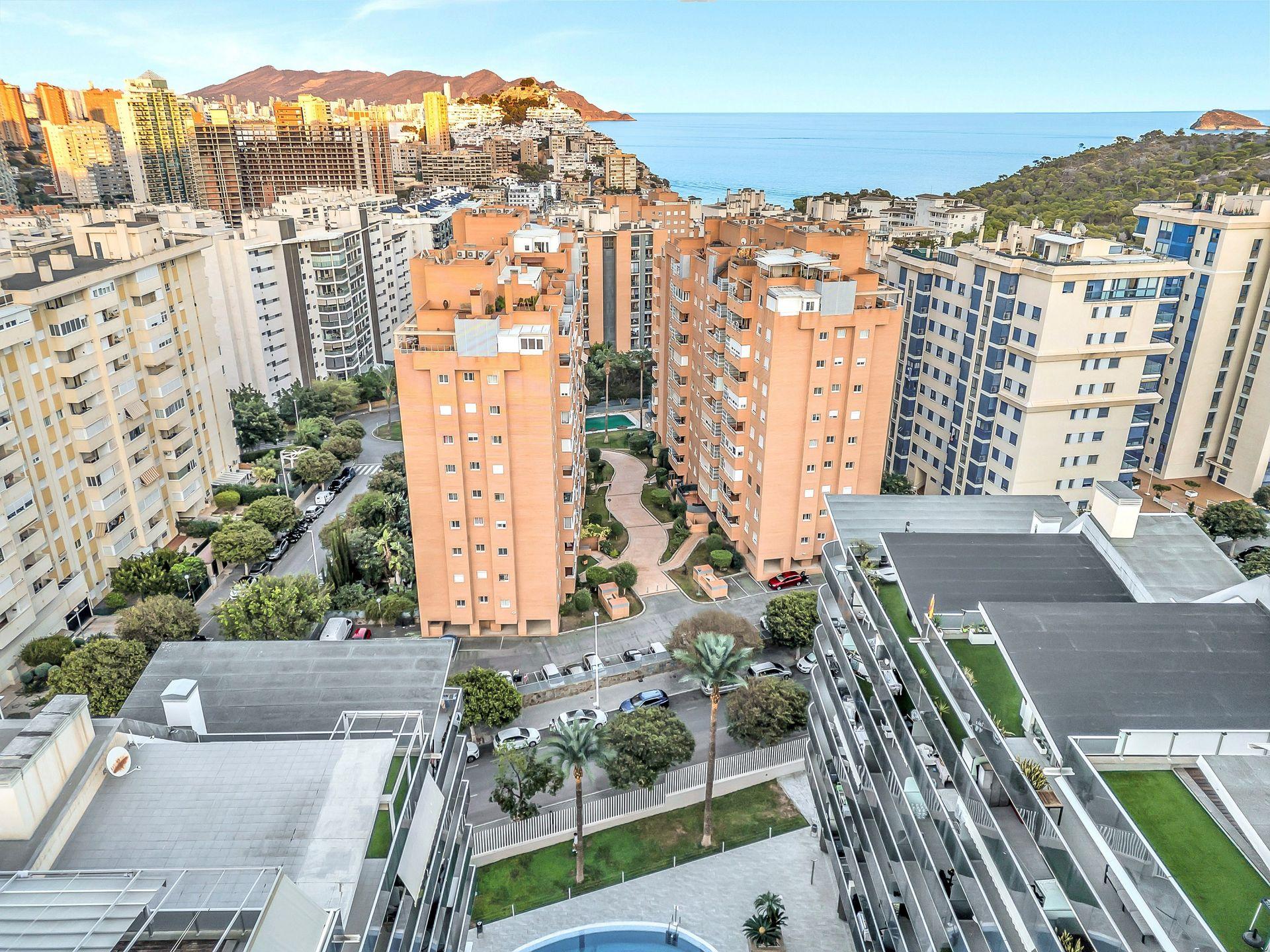 Villajoyosa: Apartamento con Gran Terraza, Piscina y Garaje., Apartamento de 2 dorm. en Villajoyosa, Alicante. 8ª planta con terraza de 20m², garaje y piscina. ¡Vive el sueño mediterráneo por 339.000€!