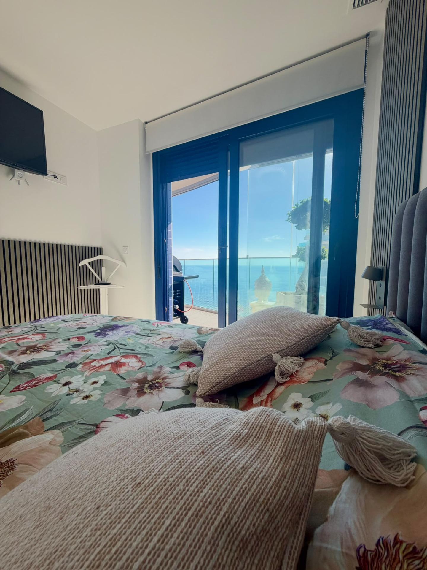 Vistas al Mar: Apartamento de Ensueño en Punta Prima, Torrevieja, Apartamento de lujo en Punta Prima, Torrevieja. Vistas frontales al mar, 2 hab, 2 baños. Disfruta la Costa Blanca con piscina, pádel y club social. ¡Tu vida med