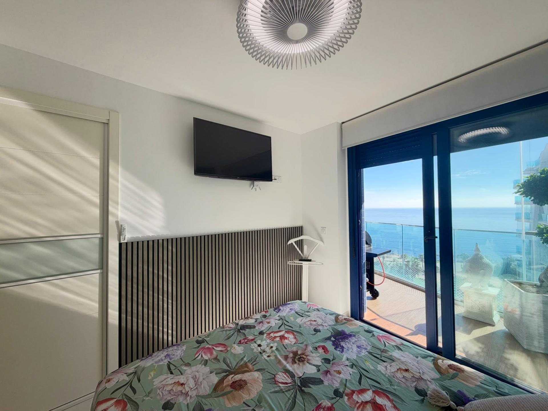 Vistas al Mar: Apartamento de Ensueño en Punta Prima, Torrevieja, Apartamento de lujo en Punta Prima, Torrevieja. Vistas frontales al mar, 2 hab, 2 baños. Disfruta la Costa Blanca con piscina, pádel y club social. ¡Tu vida med