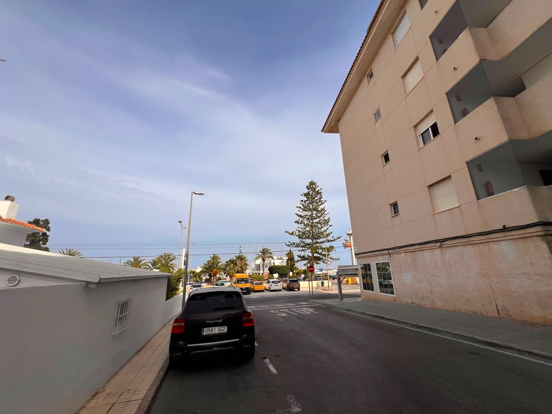 Altea: Apartamento con Vistas al Mar, Puerto y Gran Potencial, Apartamento de 113m² en Altea, a 1 calle del puerto. Vistas al mar y terraza. Ideal para reformar y vivir o invertir en la Costa Blanca. ¡315.000€!