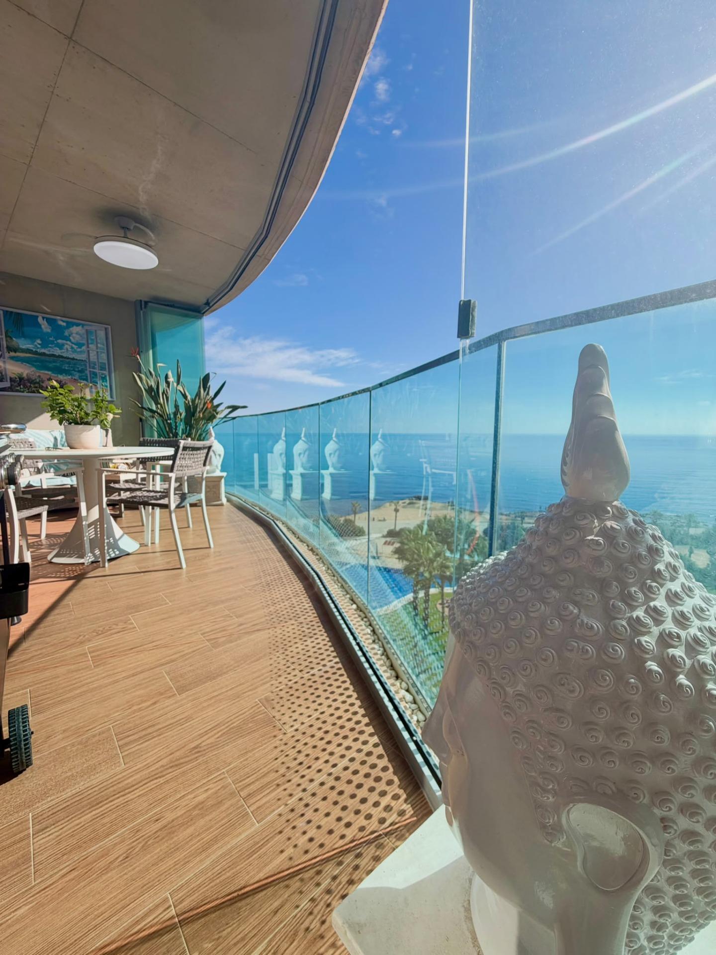 Vistas al Mar: Apartamento de Ensueño en Punta Prima, Torrevieja, Apartamento de lujo en Punta Prima, Torrevieja. Vistas frontales al mar, 2 hab, 2 baños. Disfruta la Costa Blanca con piscina, pádel y club social. ¡Tu vida med