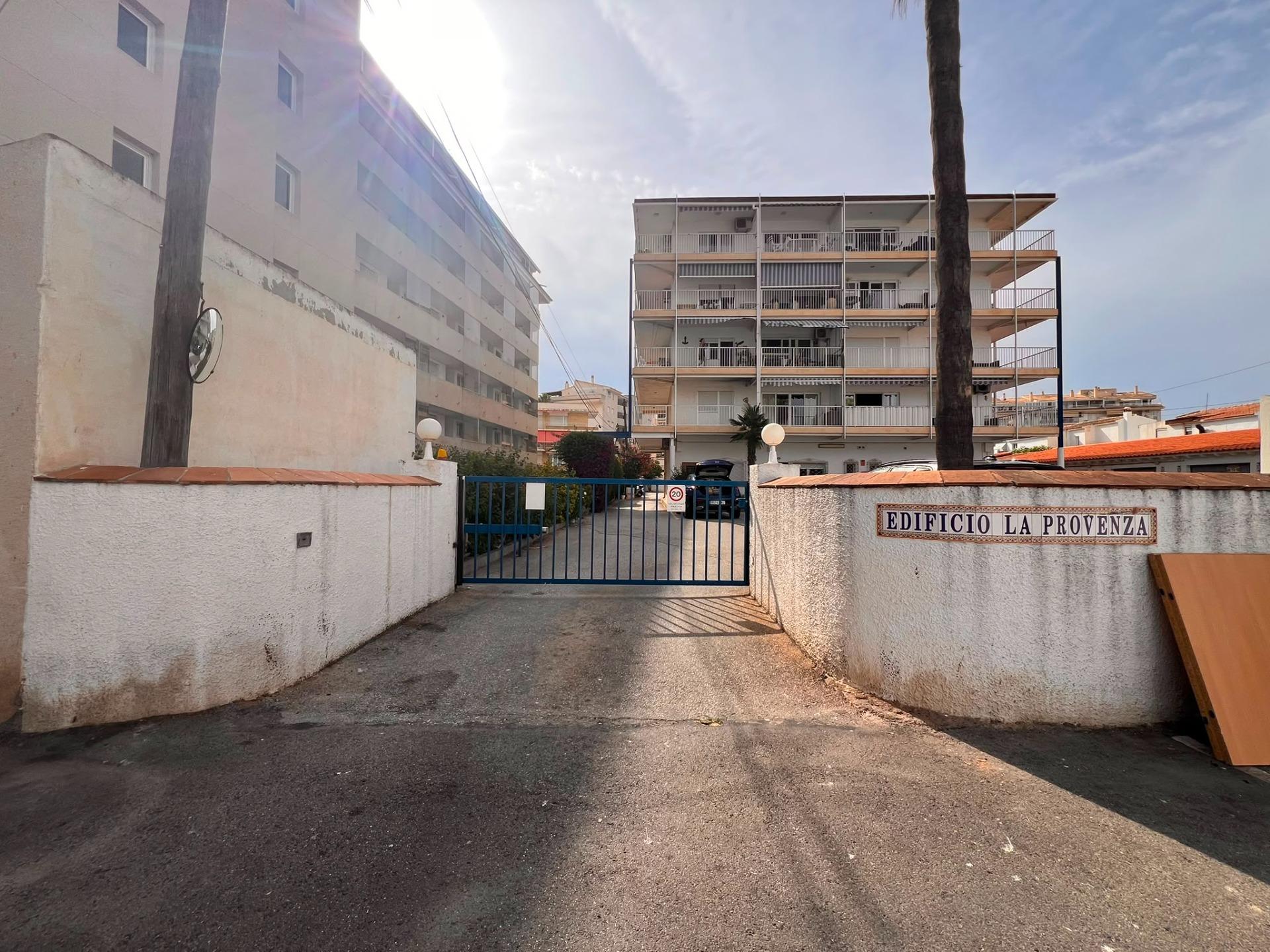 Altea: Apartamento con Vistas al Mar, Puerto y Gran Potencial, Apartamento de 113m² en Altea, a 1 calle del puerto. Vistas al mar y terraza. Ideal para reformar y vivir o invertir en la Costa Blanca. ¡315.000€!