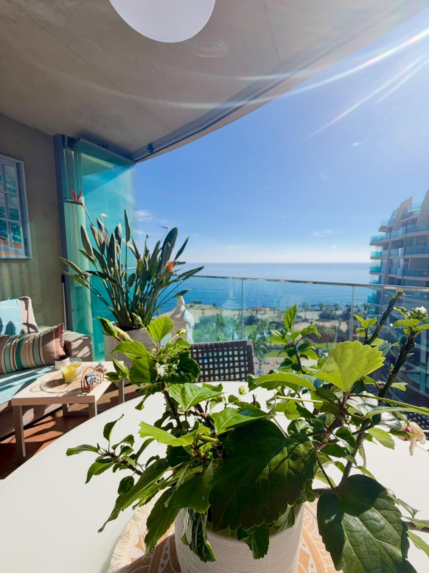 Vistas al Mar: Apartamento de Ensueño en Punta Prima, Torrevieja, Apartamento de lujo en Punta Prima, Torrevieja. Vistas frontales al mar, 2 hab, 2 baños. Disfruta la Costa Blanca con piscina, pádel y club social. ¡Tu vida med