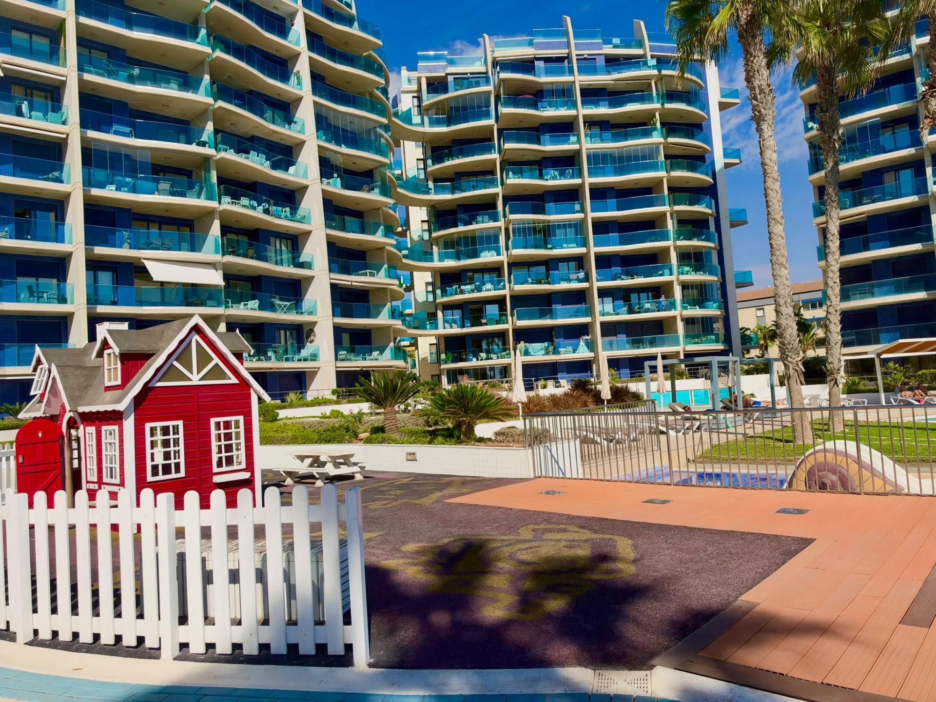 Vistas al Mar: Apartamento de Ensueño en Punta Prima, Torrevieja, Apartamento de lujo en Punta Prima, Torrevieja. Vistas frontales al mar, 2 hab, 2 baños. Disfruta la Costa Blanca con piscina, pádel y club social. ¡Tu vida med