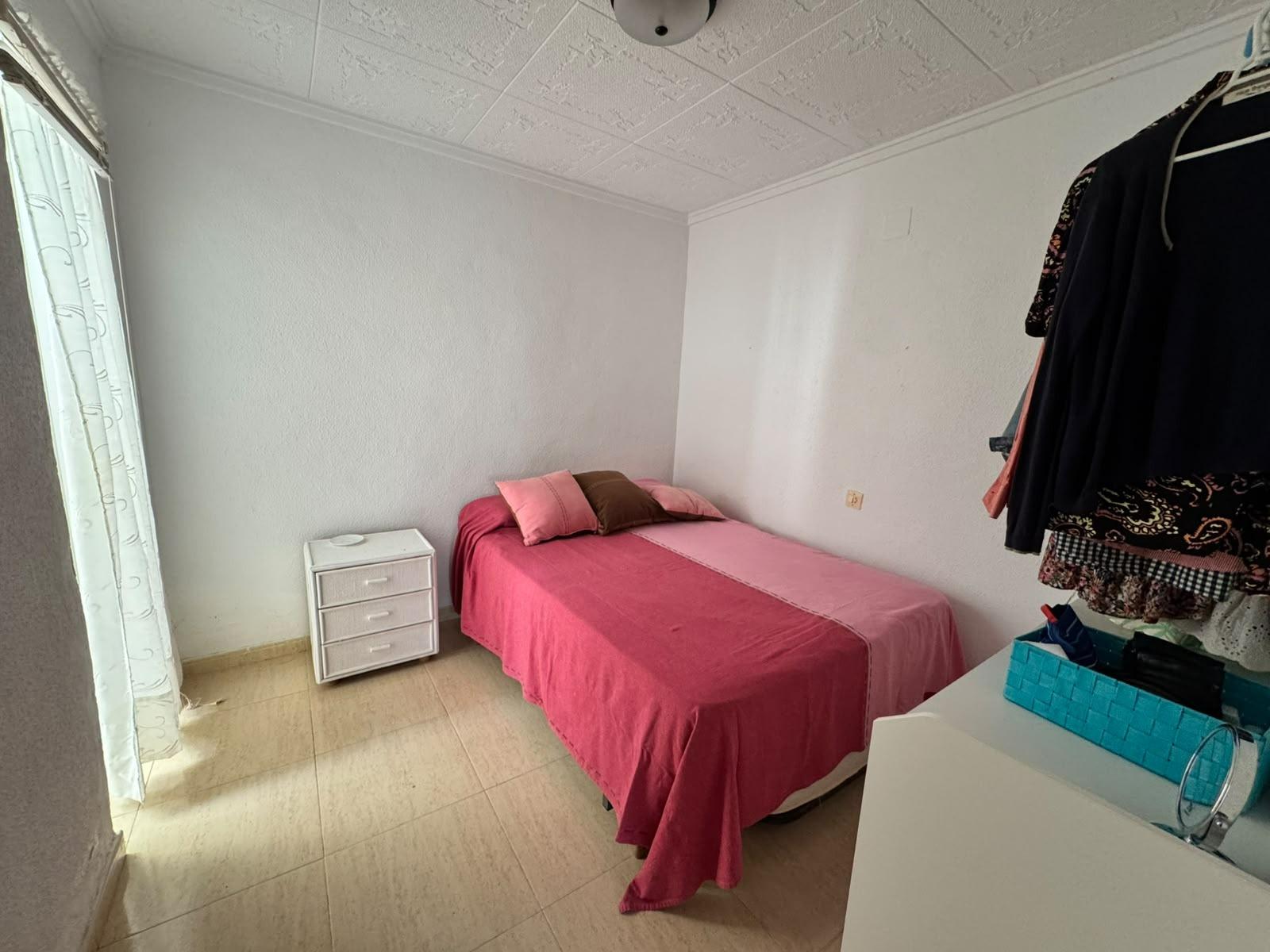 Bungalow Exclusivo Torrevieja: Privacidad y Encanto Mediterráneo Garantizados., Descubre este bungalow en planta baja en Torrevieja, Alicante. 2 dormitorios, 1 baño, 60m2. Disfruta de privacidad, porche y un diseño único. Ideal para vivir o
