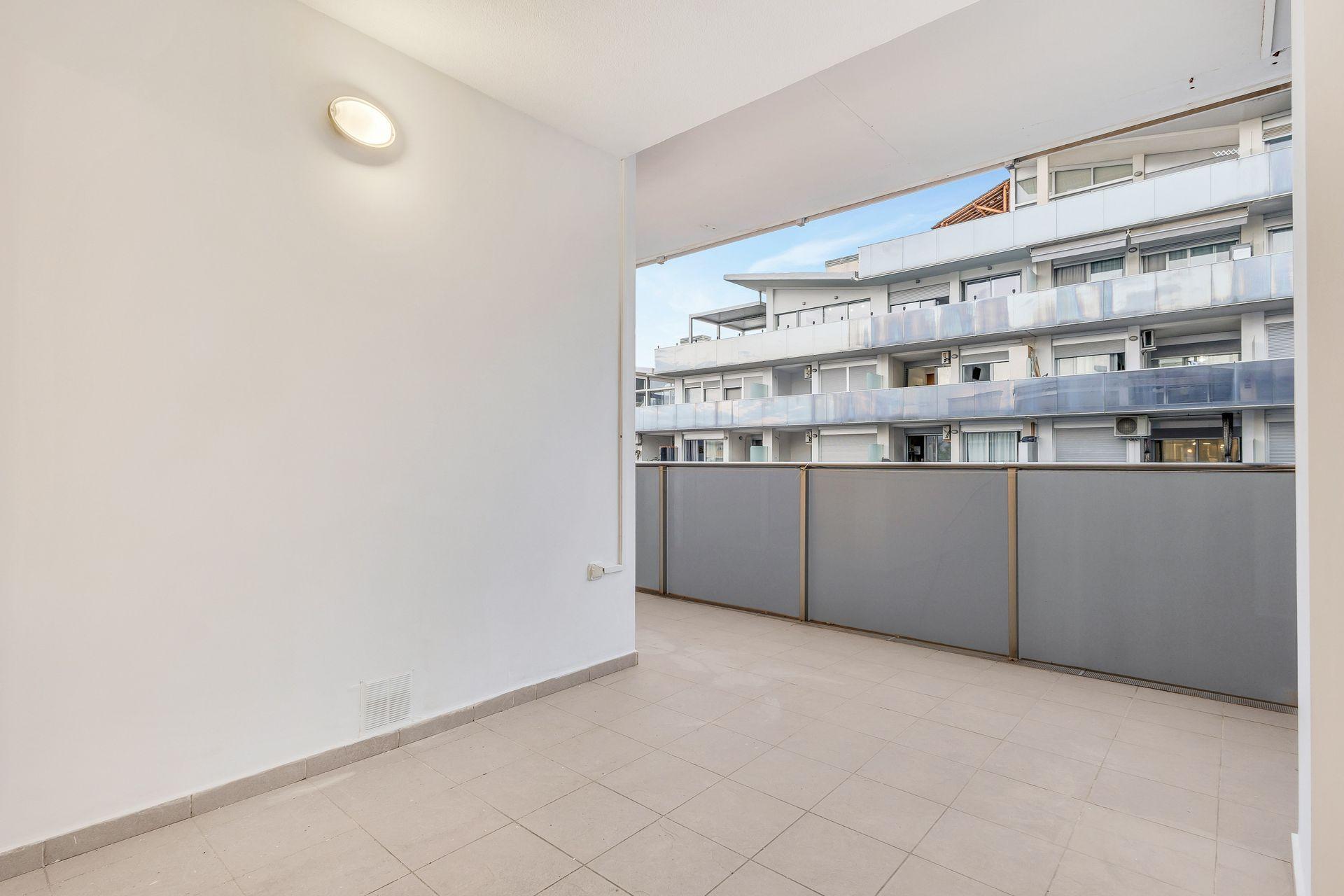 Villajoyosa: Apartamento con Gran Terraza, Piscina y Garaje., Apartamento de 2 dorm. en Villajoyosa, Alicante. 8ª planta con terraza de 20m², garaje y piscina. ¡Vive el sueño mediterráneo por 339.000€!