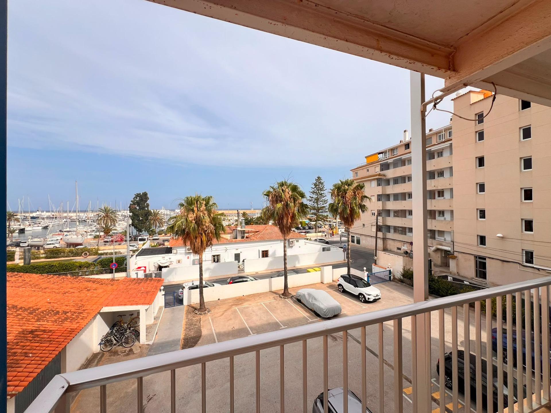 Altea: Apartamento con Vistas al Mar, Puerto y Gran Potencial, Apartamento de 113m² en Altea, a 1 calle del puerto. Vistas al mar y terraza. Ideal para reformar y vivir o invertir en la Costa Blanca. ¡315.000€!