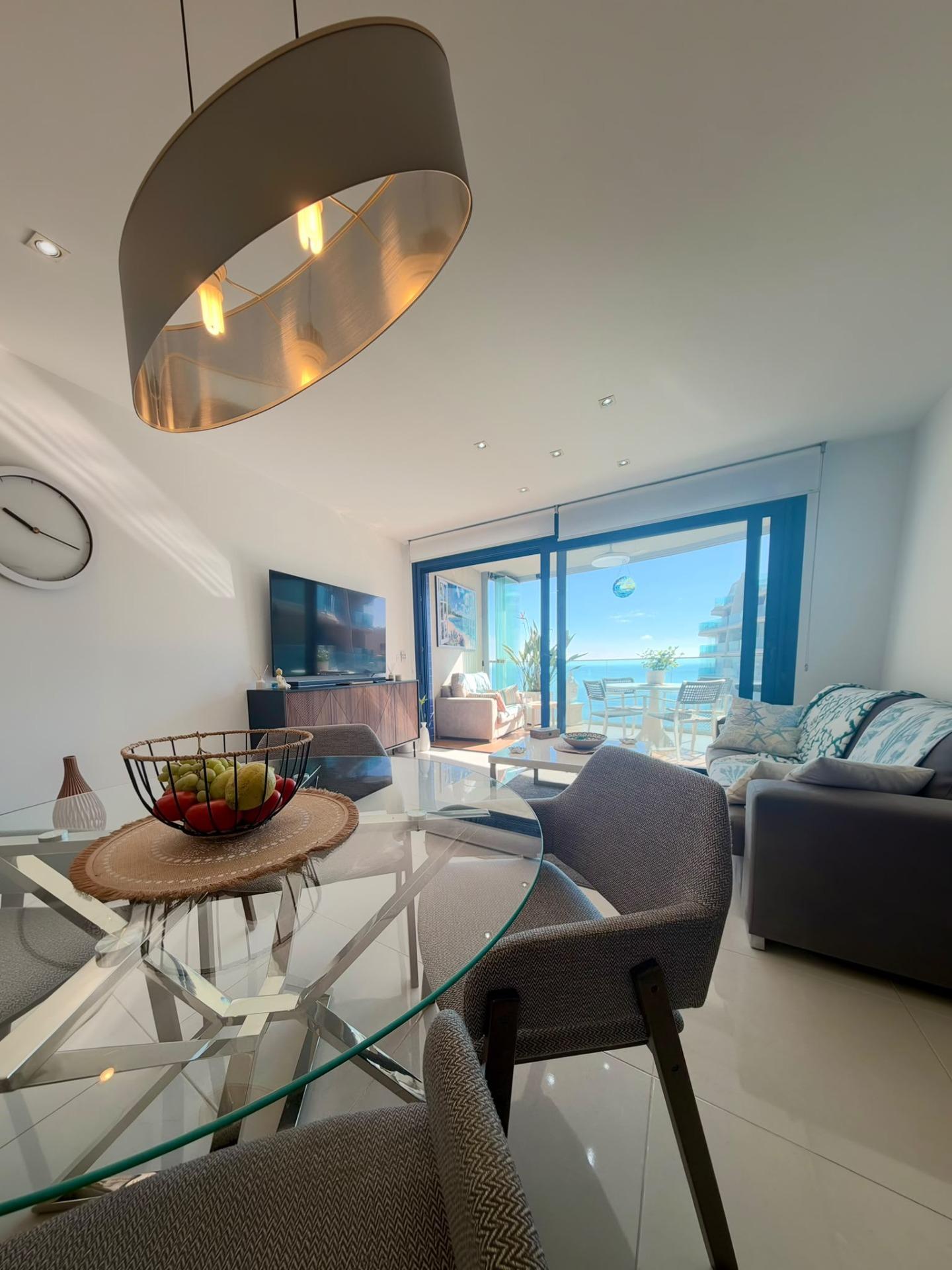 Vistas al Mar: Apartamento de Ensueño en Punta Prima, Torrevieja, Apartamento de lujo en Punta Prima, Torrevieja. Vistas frontales al mar, 2 hab, 2 baños. Disfruta la Costa Blanca con piscina, pádel y club social. ¡Tu vida med
