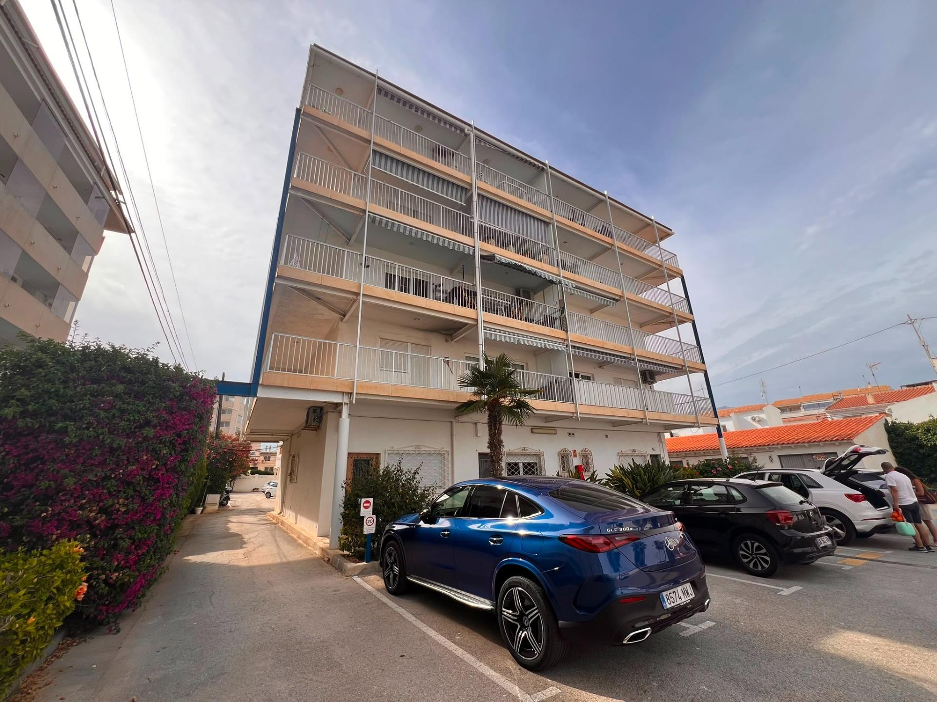 Altea: Apartamento con Vistas al Mar, Puerto y Gran Potencial, Apartamento de 113m² en Altea, a 1 calle del puerto. Vistas al mar y terraza. Ideal para reformar y vivir o invertir en la Costa Blanca. ¡315.000€!