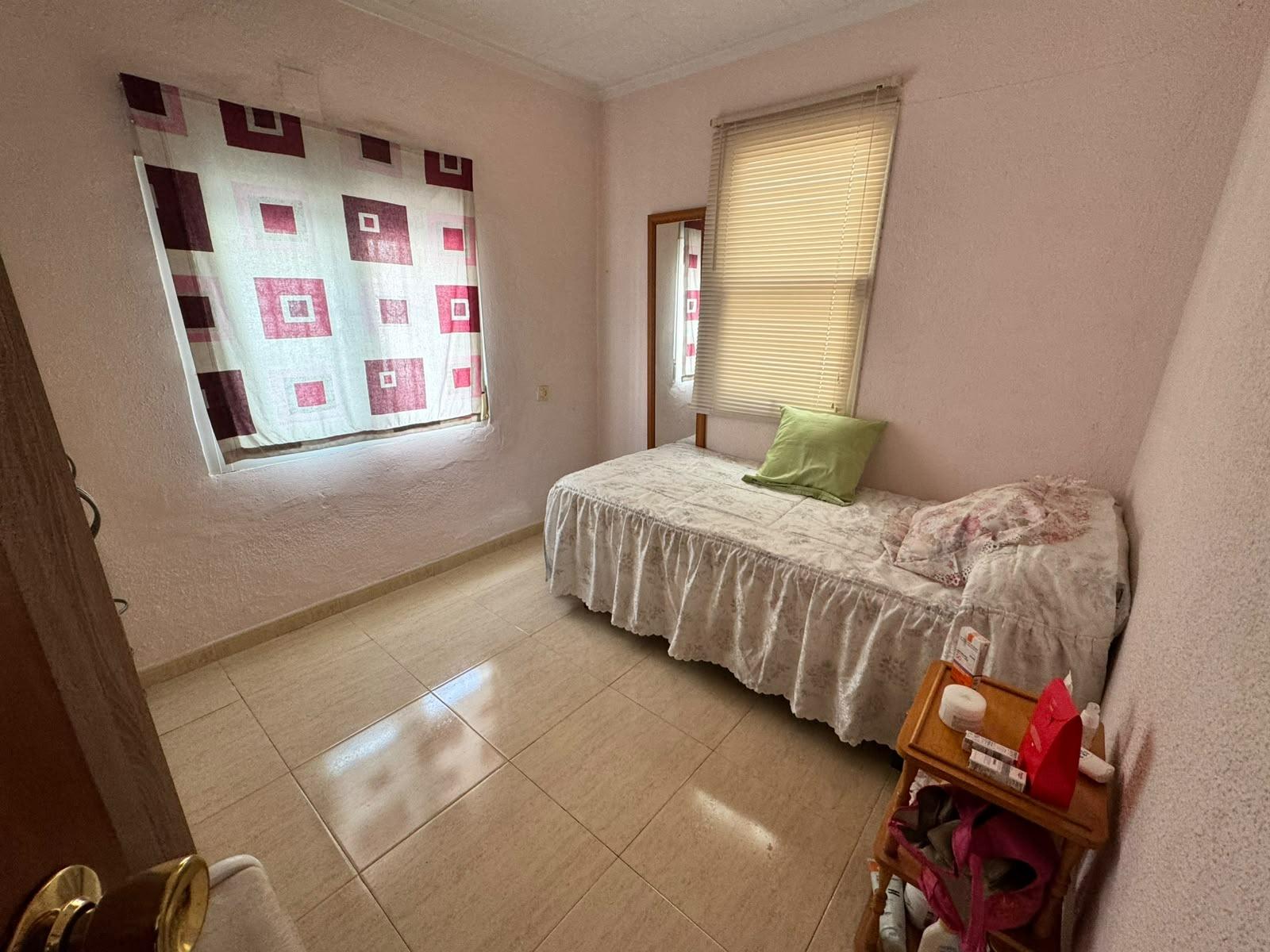 Bungalow Exclusivo Torrevieja: Privacidad y Encanto Mediterráneo Garantizados., Descubre este bungalow en planta baja en Torrevieja, Alicante. 2 dormitorios, 1 baño, 60m2. Disfruta de privacidad, porche y un diseño único. Ideal para vivir o
