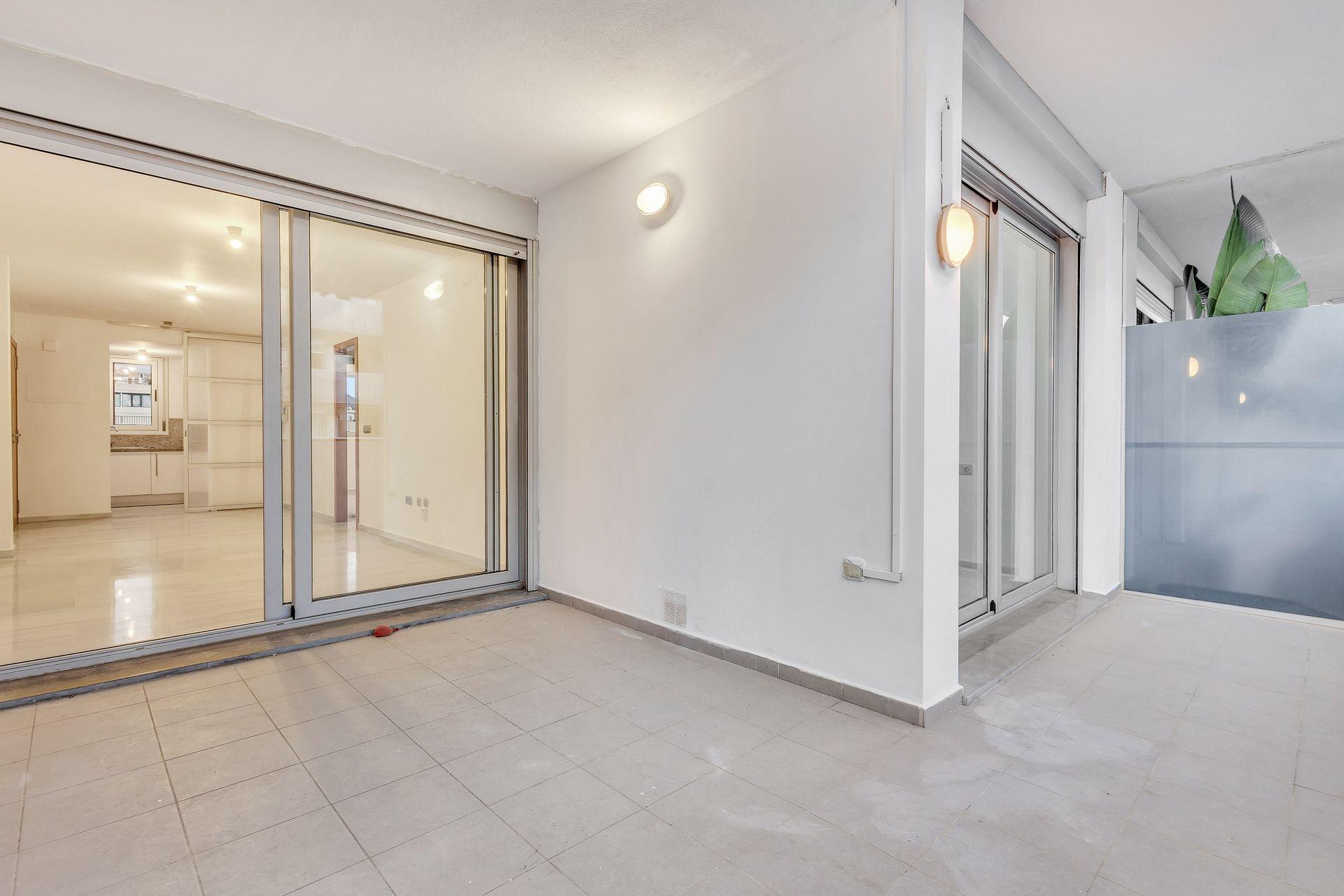 Villajoyosa: Apartamento con Gran Terraza, Piscina y Garaje., Apartamento de 2 dorm. en Villajoyosa, Alicante. 8ª planta con terraza de 20m², garaje y piscina. ¡Vive el sueño mediterráneo por 339.000€!