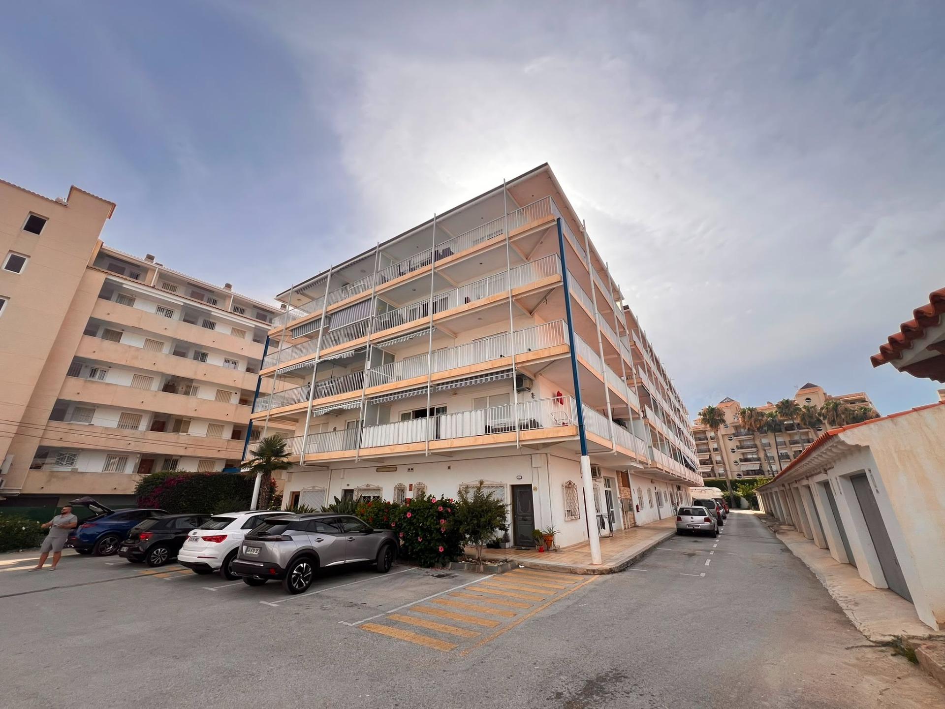 Altea: Apartamento con Vistas al Mar, Puerto y Gran Potencial, Apartamento de 113m² en Altea, a 1 calle del puerto. Vistas al mar y terraza. Ideal para reformar y vivir o invertir en la Costa Blanca. ¡315.000€!