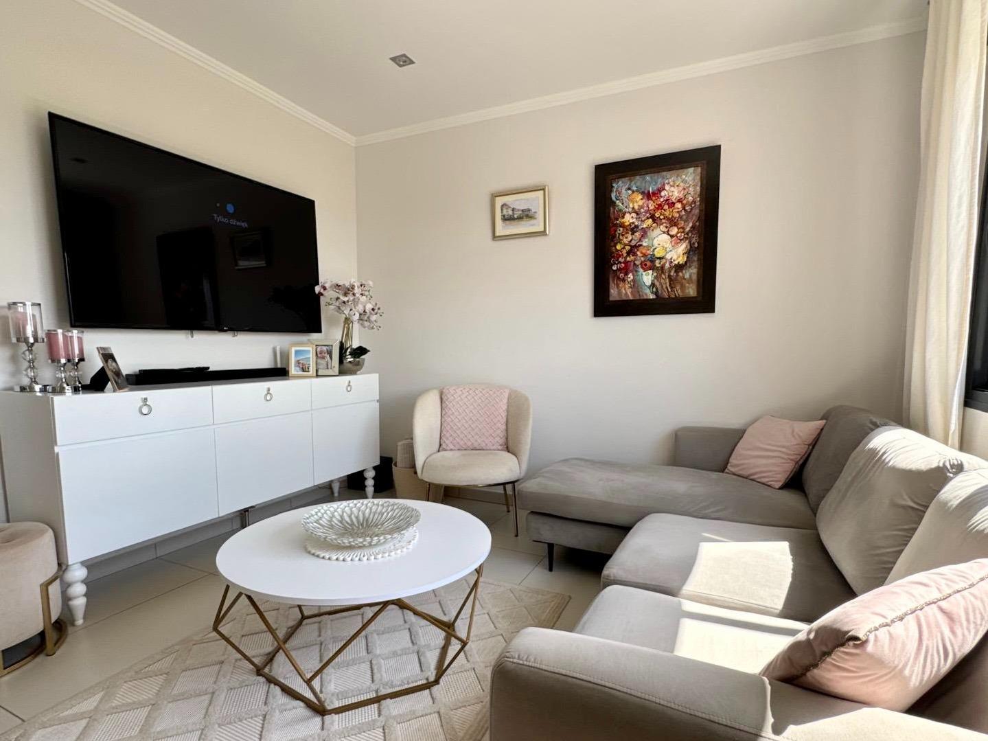 Vistas al Mar: Apartamento de Ensueño en Punta Prima, Torrevieja, Apartamento de lujo en Punta Prima, Torrevieja. Vistas frontales al mar, 2 hab, 2 baños. Disfruta la Costa Blanca con piscina, pádel y club social. ¡Tu vida med