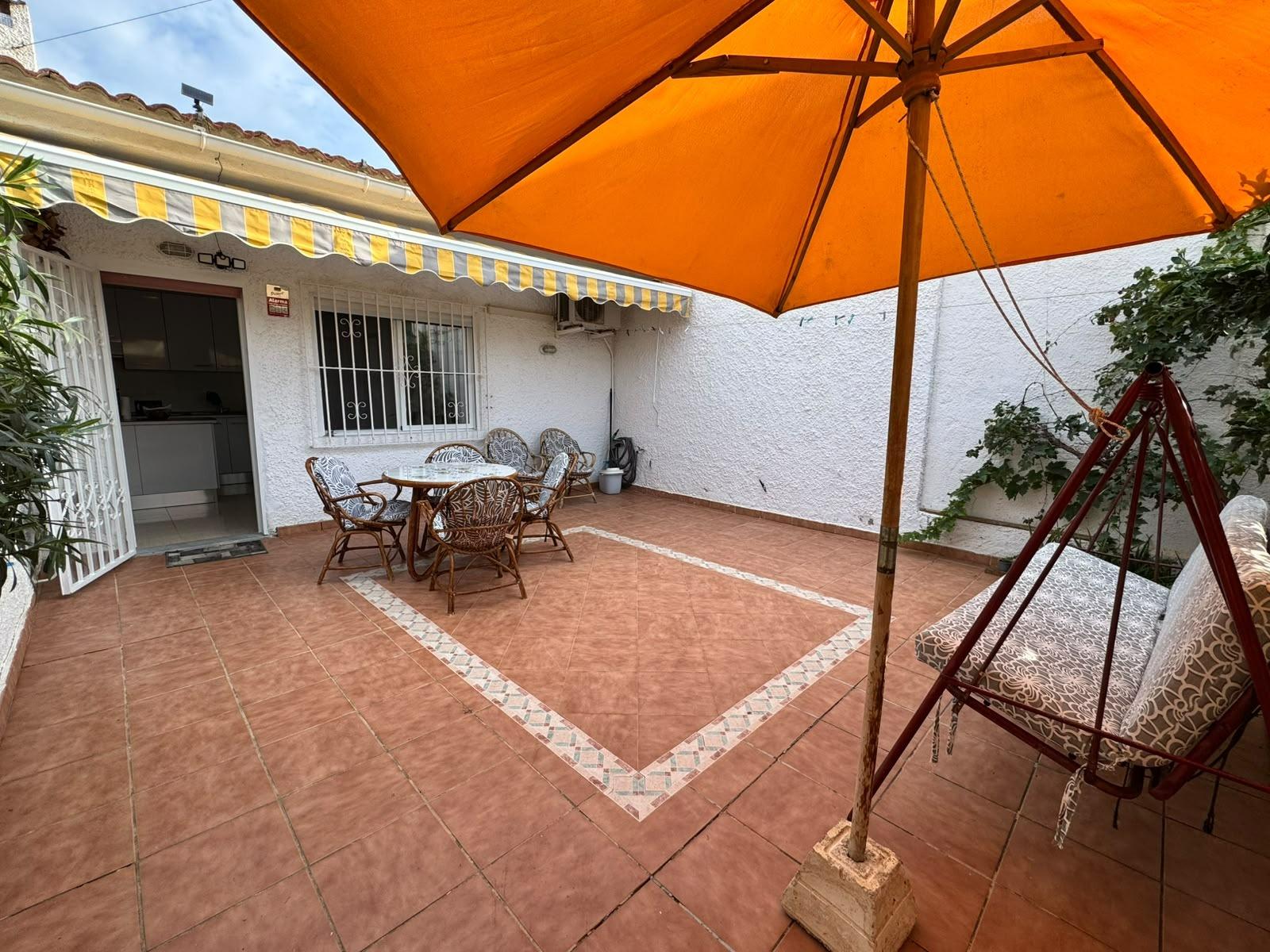 Bungalow Exclusivo Torrevieja: Privacidad y Encanto Mediterráneo Garantizados., Descubre este bungalow en planta baja en Torrevieja, Alicante. 2 dormitorios, 1 baño, 60m2. Disfruta de privacidad, porche y un diseño único. Ideal para vivir o