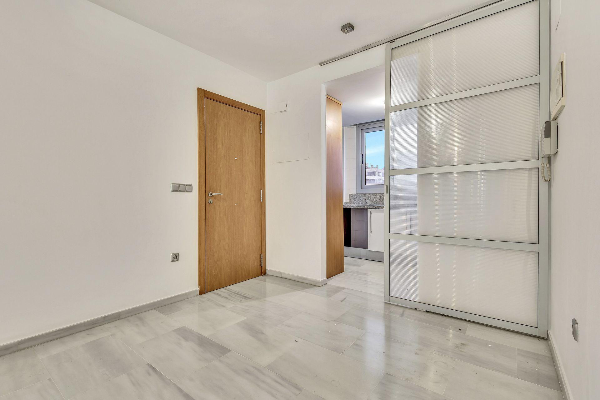 Villajoyosa: Apartamento con Gran Terraza, Piscina y Garaje., Apartamento de 2 dorm. en Villajoyosa, Alicante. 8ª planta con terraza de 20m², garaje y piscina. ¡Vive el sueño mediterráneo por 339.000€!