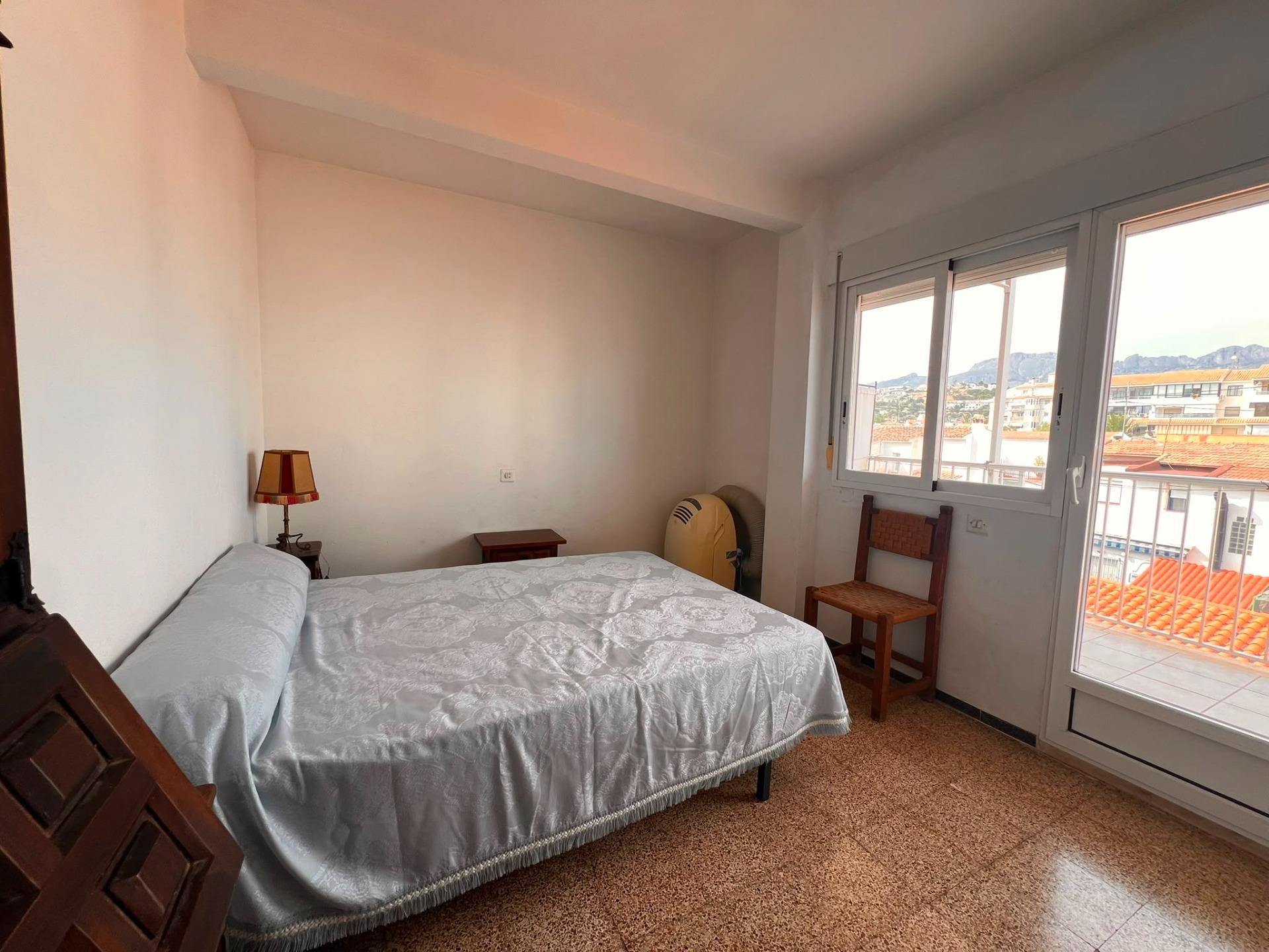 Altea: Apartamento con Vistas al Mar, Puerto y Gran Potencial, Apartamento de 113m² en Altea, a 1 calle del puerto. Vistas al mar y terraza. Ideal para reformar y vivir o invertir en la Costa Blanca. ¡315.000€!