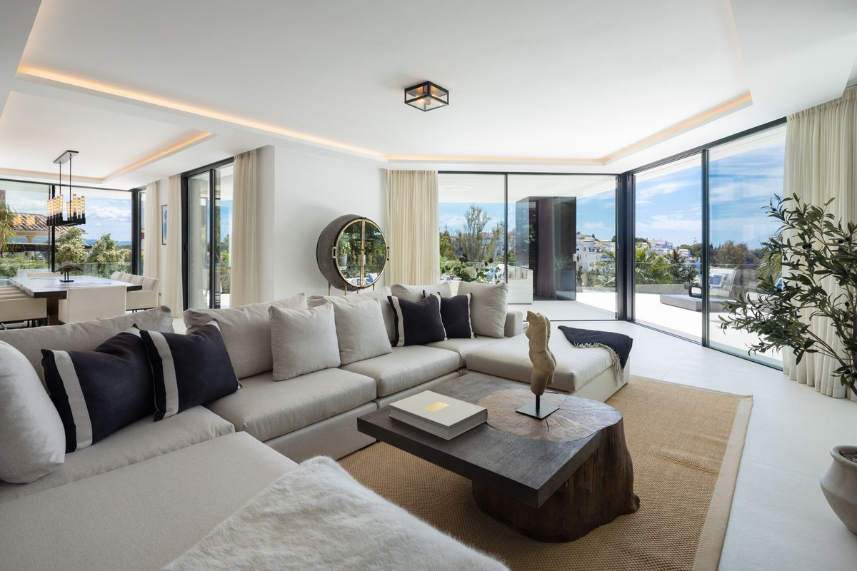 Exclusiva Villa de Lujo con Vistas al Mar en Benahavís, Descubra esta villa de lujo moderna en El Herrojo, Benahavís. Diseño Ames (2021), 5 dorm., 6 baños, piscina infinita y vistas al mar. ¡Su oasis en la Costa del