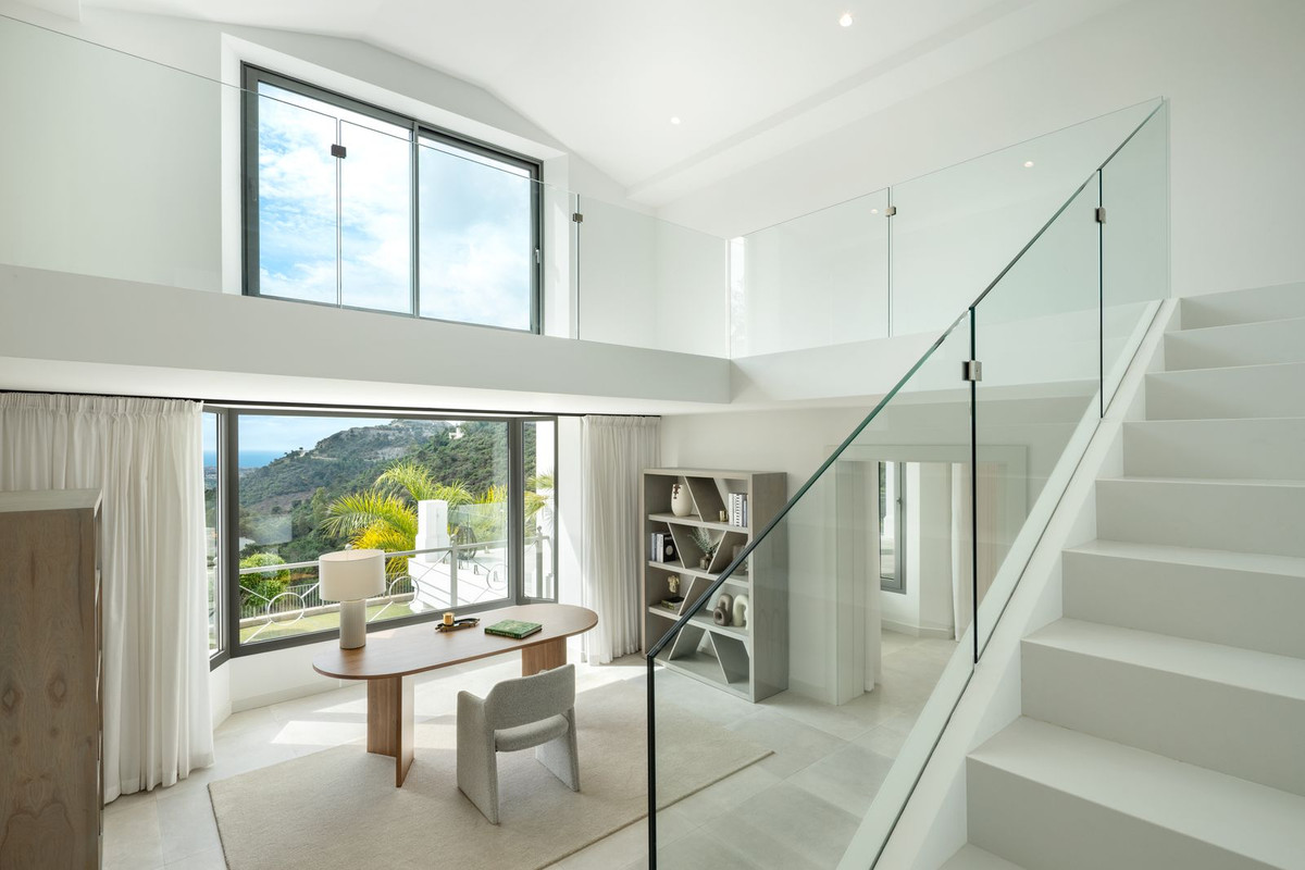 Villa de Lujo Exclusiva en Benahavís con Vistas al Mar, Villa de lujo en El Madroñal, Benahavís. Vistas al mar, 5.000m² de parcela, 5 hab. Spa, cine, piscina. Estilo de vida exclusivo en Costa del Sol. ¡Oportunidad ú