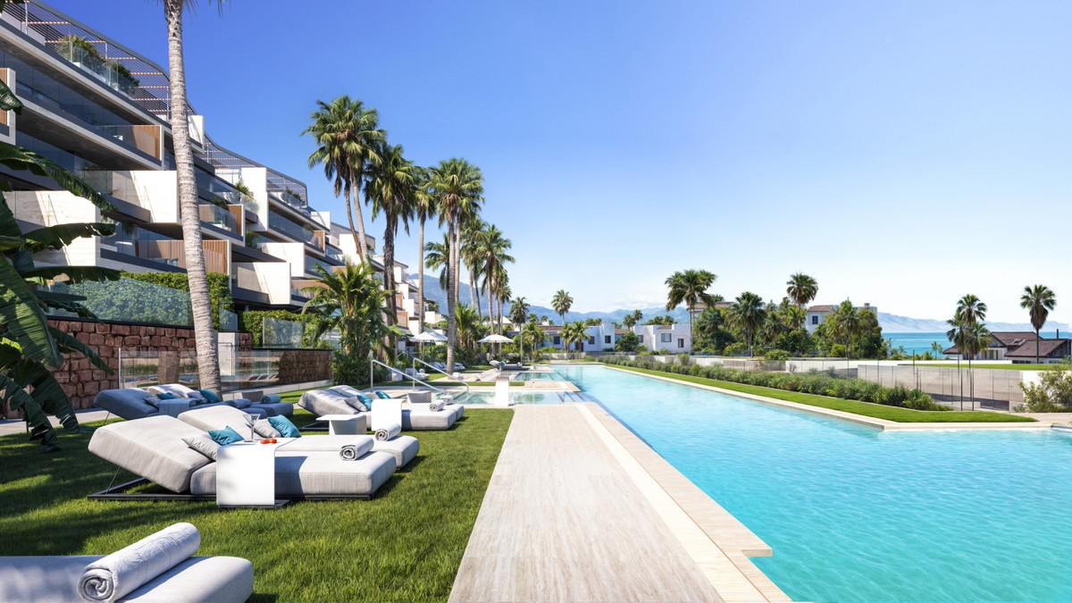 Apartamento de Lujo en Primera Línea de Playa en Manilva, Apartamento de lujo en primera línea de playa en Manilva, Málaga. 3 hab, 2 baños. Vistas al mar, diseño moderno y zonas comunes exclusivas. Cerca de Estepona y