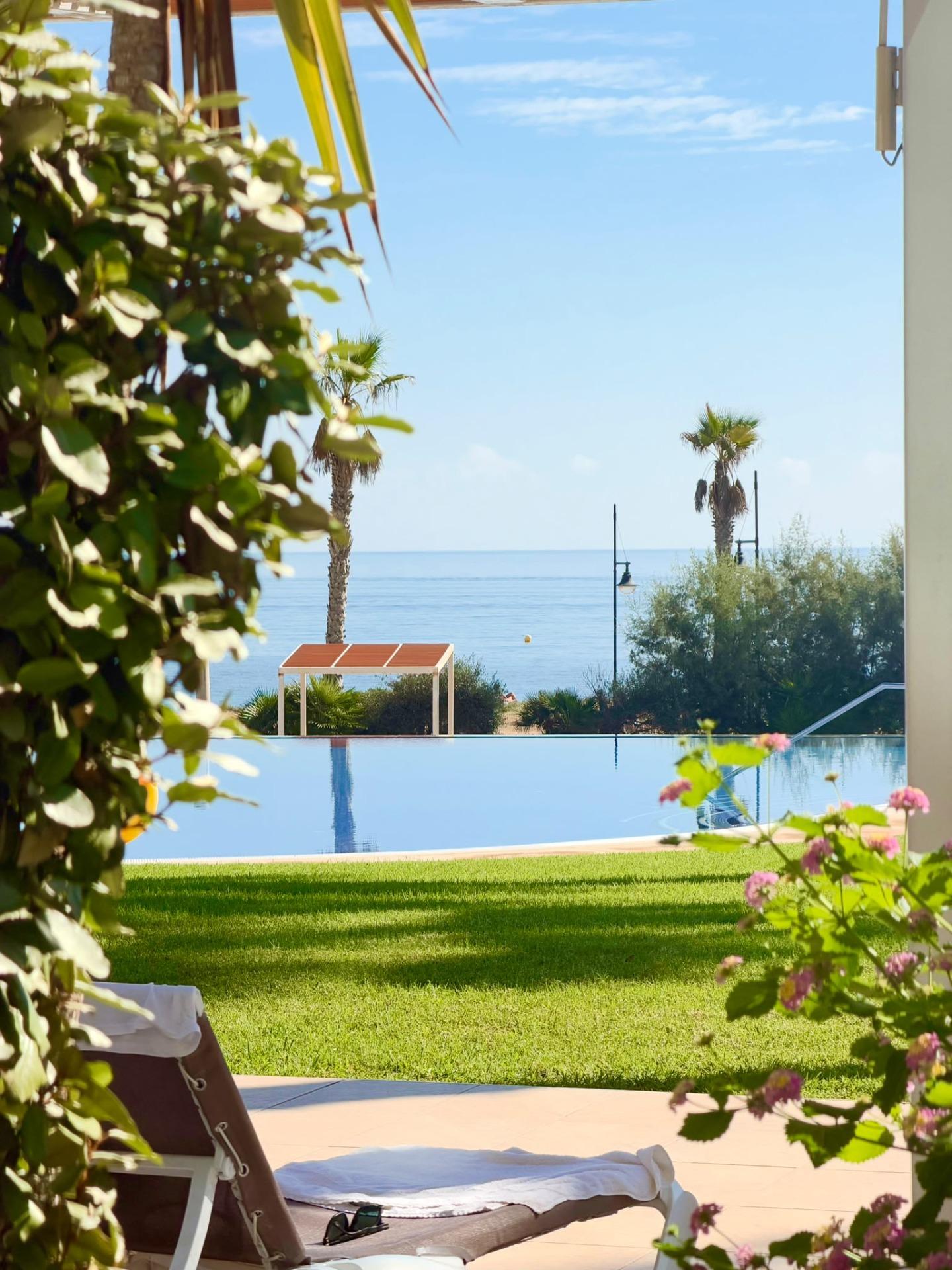 Vistas al Mar: Apartamento de Ensueño en Punta Prima, Torrevieja, Apartamento de lujo en Punta Prima, Torrevieja. Vistas frontales al mar, 2 hab, 2 baños. Disfruta la Costa Blanca con piscina, pádel y club social. ¡Tu vida med