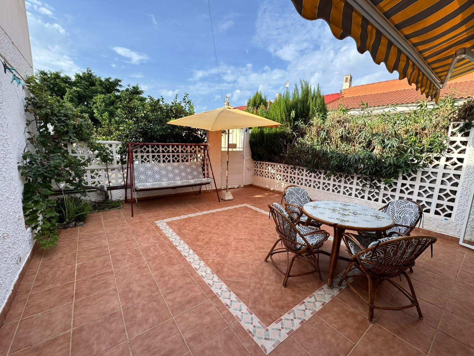 Bungalow Exclusivo Torrevieja: Privacidad y Encanto Mediterráneo Garantizados., Descubre este bungalow en planta baja en Torrevieja, Alicante. 2 dormitorios, 1 baño, 60m2. Disfruta de privacidad, porche y un diseño único. Ideal para vivir o