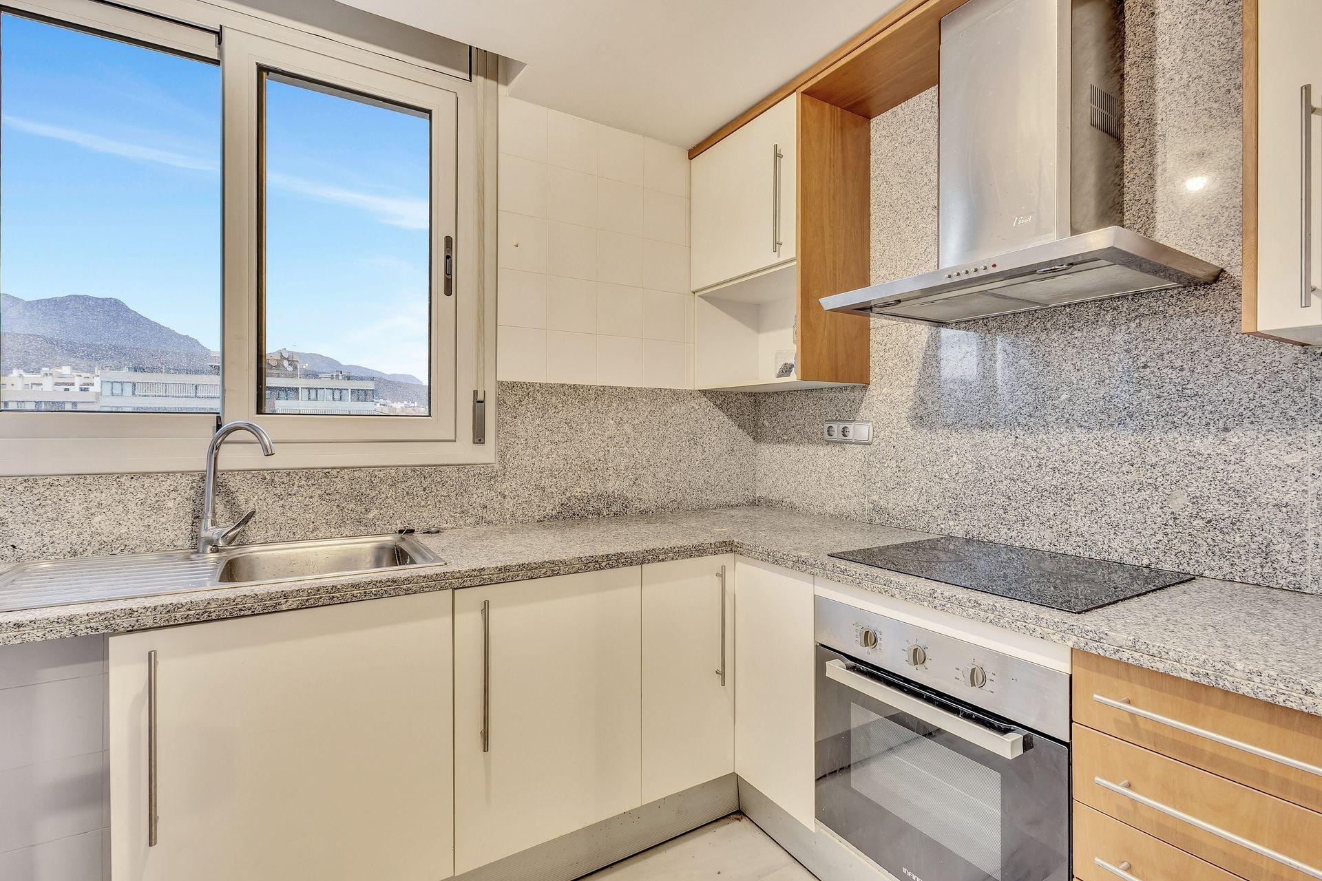 Villajoyosa: Apartamento con Gran Terraza, Piscina y Garaje., Apartamento de 2 dorm. en Villajoyosa, Alicante. 8ª planta con terraza de 20m², garaje y piscina. ¡Vive el sueño mediterráneo por 339.000€!
