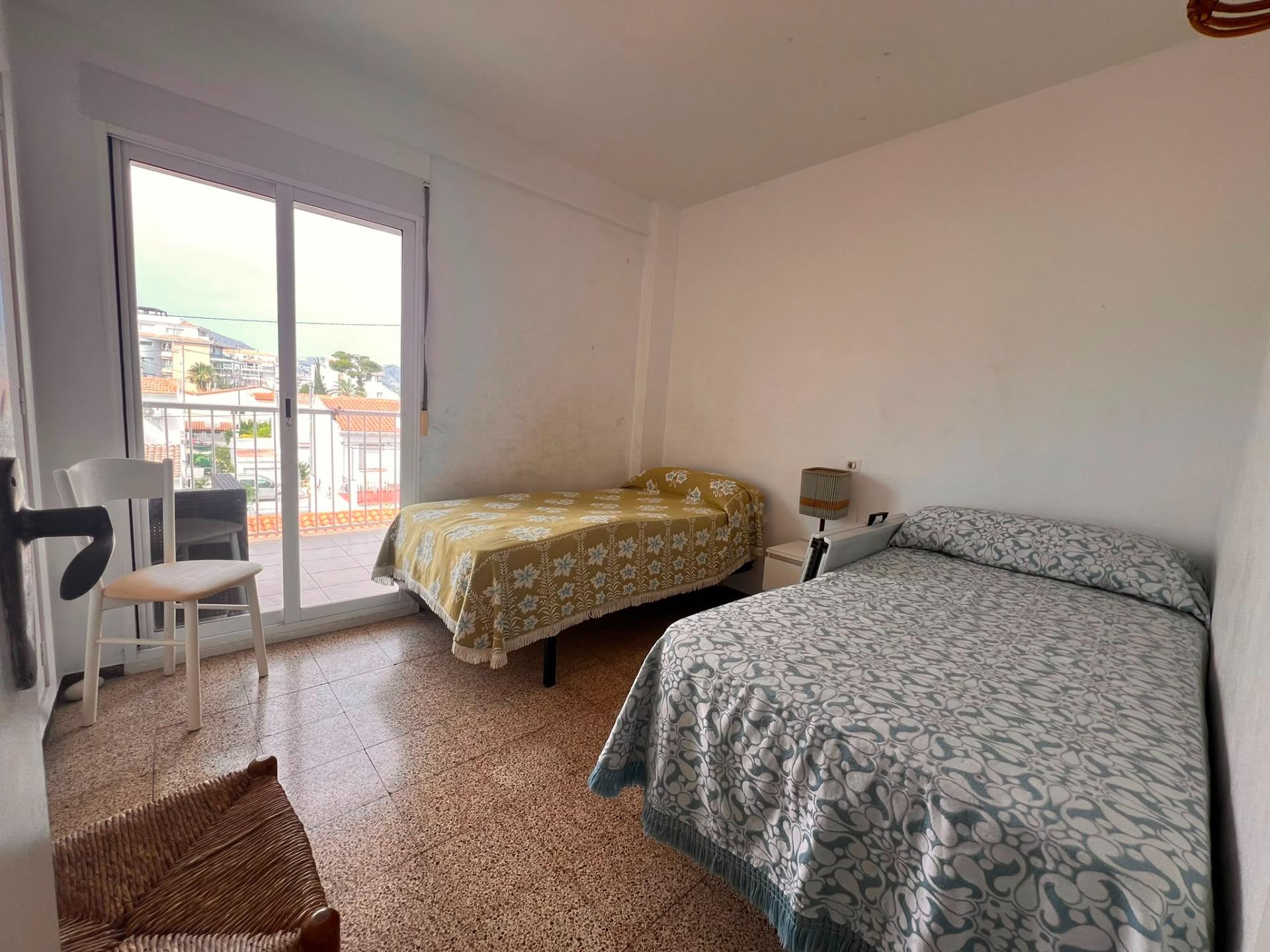 Altea: Apartamento con Vistas al Mar, Puerto y Gran Potencial, Apartamento de 113m² en Altea, a 1 calle del puerto. Vistas al mar y terraza. Ideal para reformar y vivir o invertir en la Costa Blanca. ¡315.000€!