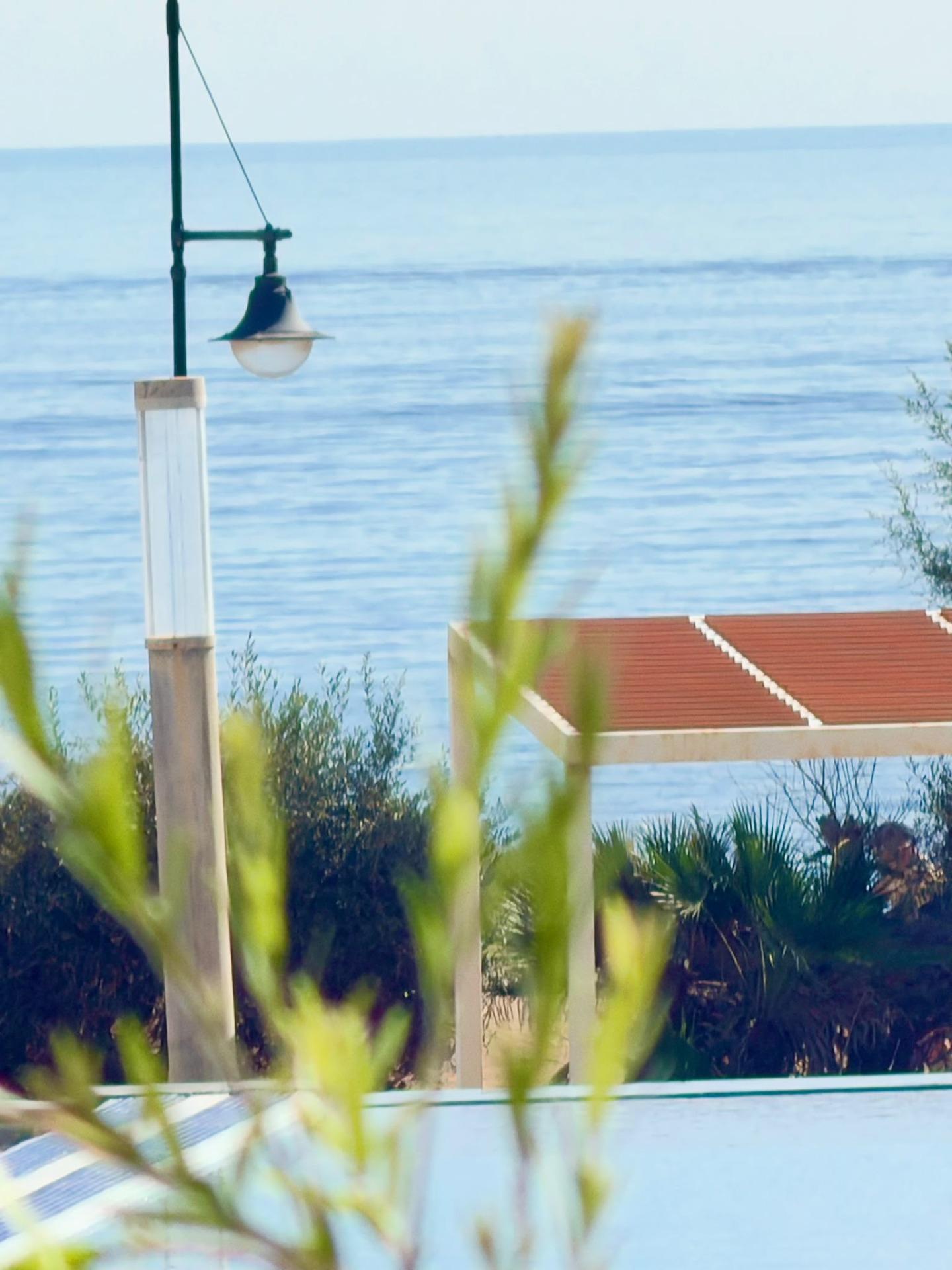 Vistas al Mar: Apartamento de Ensueño en Punta Prima, Torrevieja, Apartamento de lujo en Punta Prima, Torrevieja. Vistas frontales al mar, 2 hab, 2 baños. Disfruta la Costa Blanca con piscina, pádel y club social. ¡Tu vida med