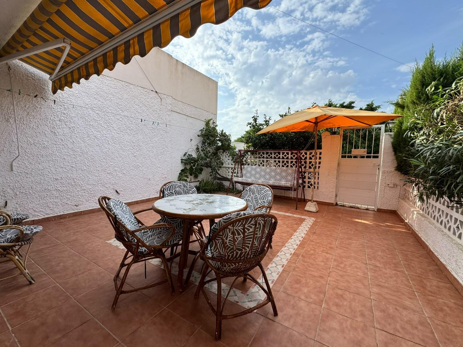 Bungalow Exclusivo Torrevieja: Privacidad y Encanto Mediterráneo Garantizados., Descubre este bungalow en planta baja en Torrevieja, Alicante. 2 dormitorios, 1 baño, 60m2. Disfruta de privacidad, porche y un diseño único. Ideal para vivir o