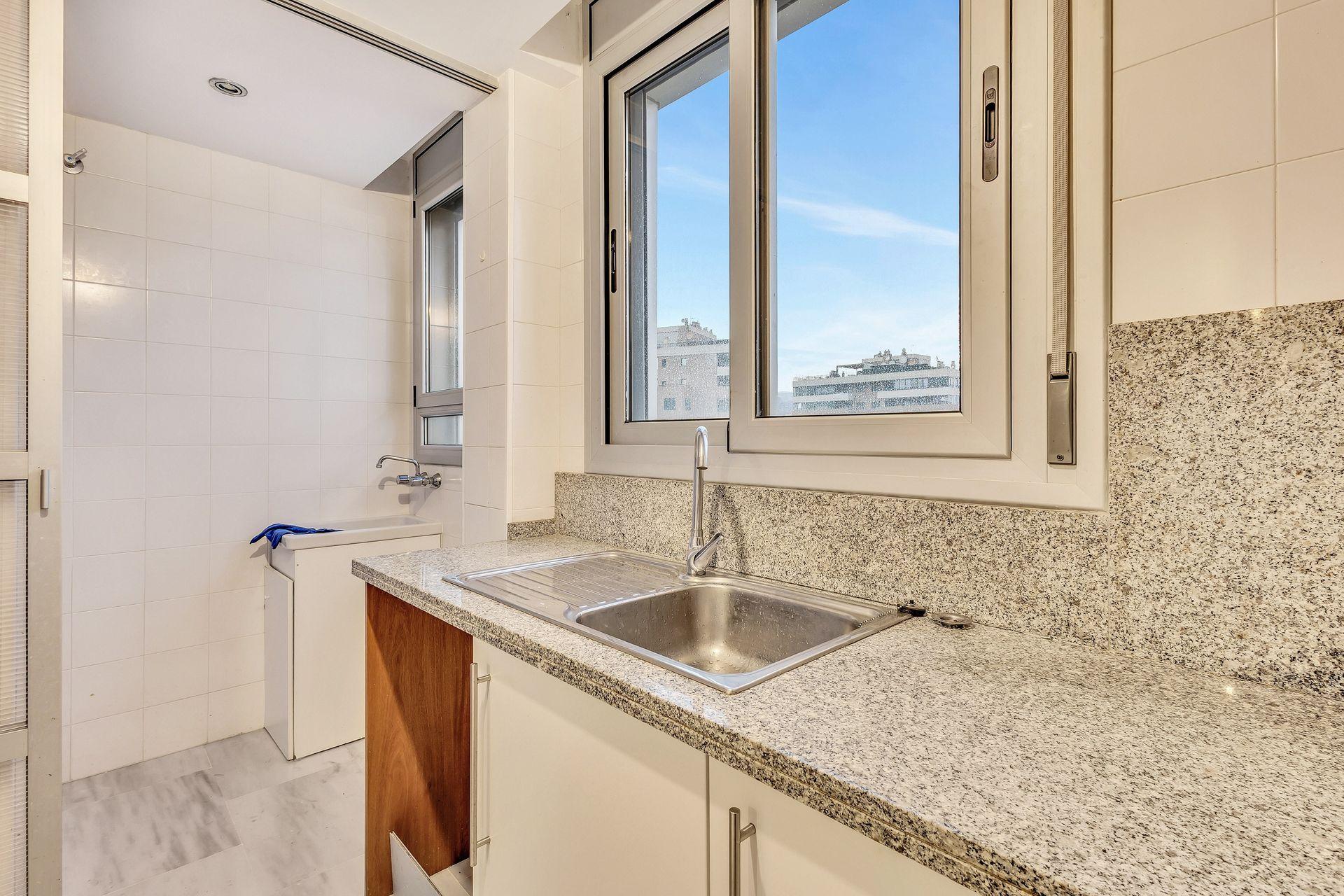 Villajoyosa: Apartamento con Gran Terraza, Piscina y Garaje., Apartamento de 2 dorm. en Villajoyosa, Alicante. 8ª planta con terraza de 20m², garaje y piscina. ¡Vive el sueño mediterráneo por 339.000€!