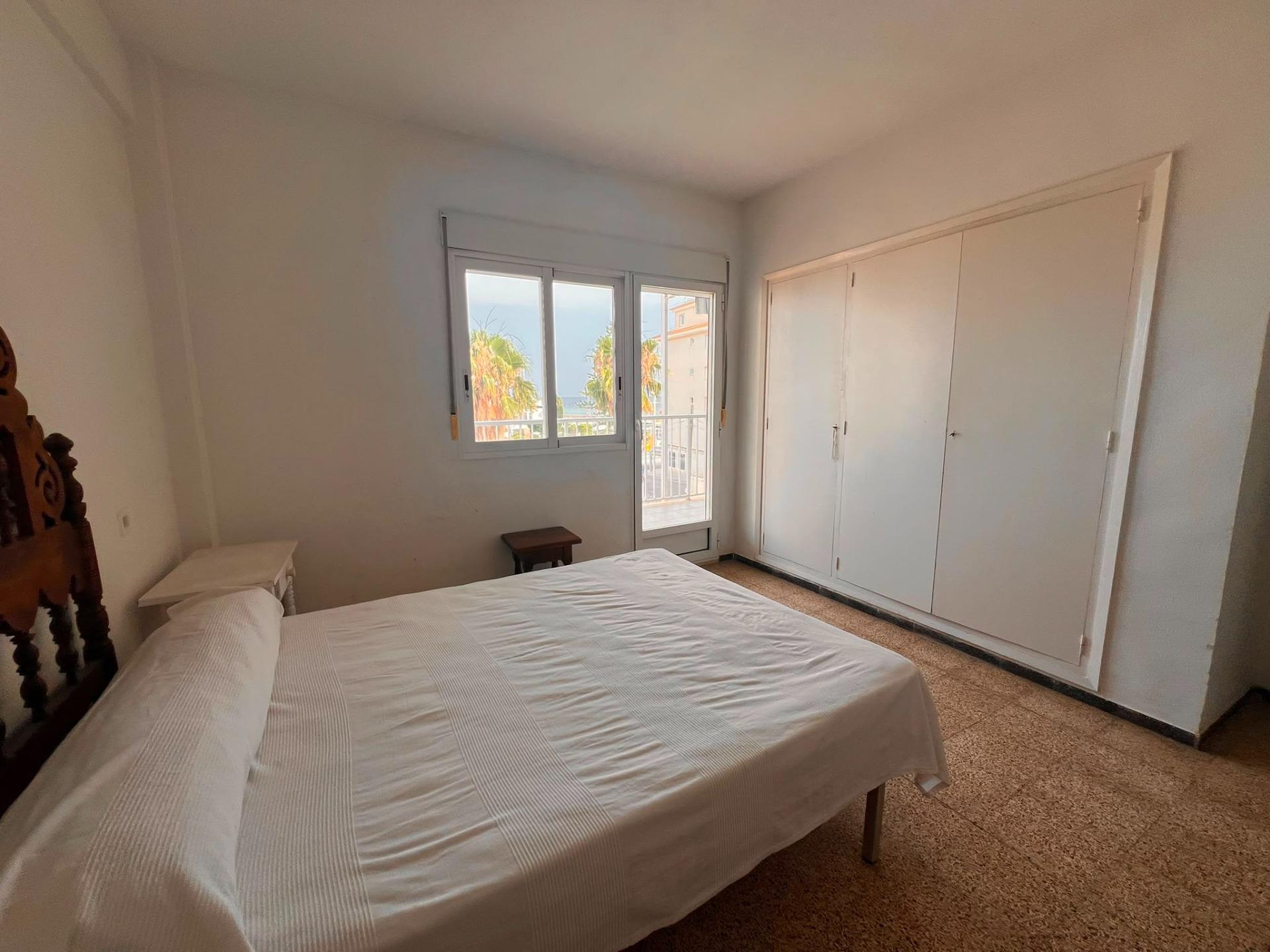 Altea: Apartamento con Vistas al Mar, Puerto y Gran Potencial, Apartamento de 113m² en Altea, a 1 calle del puerto. Vistas al mar y terraza. Ideal para reformar y vivir o invertir en la Costa Blanca. ¡315.000€!