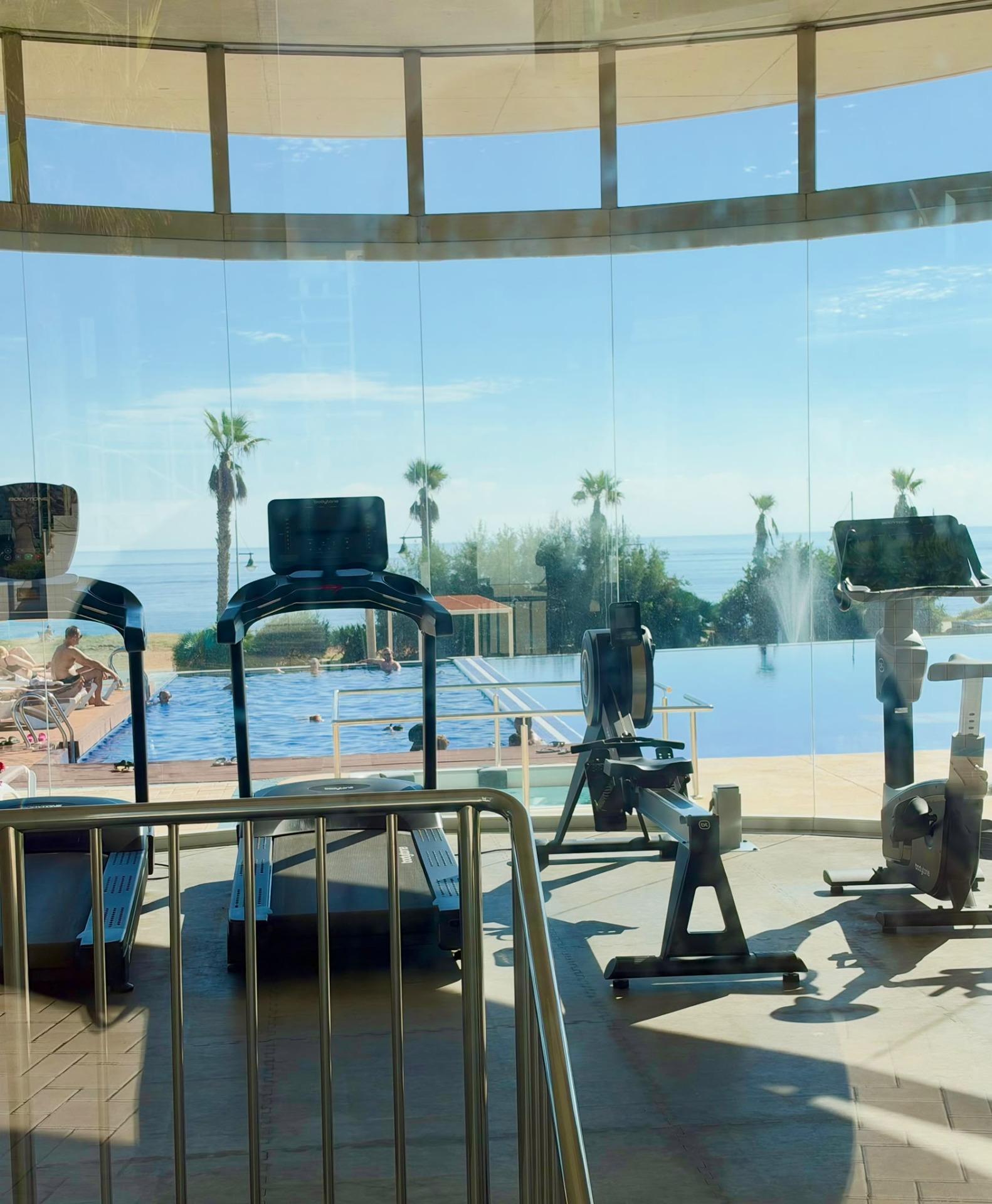 Vistas al Mar: Apartamento de Ensueño en Punta Prima, Torrevieja, Apartamento de lujo en Punta Prima, Torrevieja. Vistas frontales al mar, 2 hab, 2 baños. Disfruta la Costa Blanca con piscina, pádel y club social. ¡Tu vida med