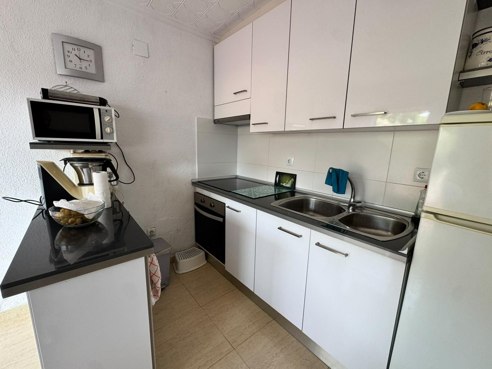 Bungalow Exclusivo Torrevieja: Privacidad y Encanto Mediterráneo Garantizados., Descubre este bungalow en planta baja en Torrevieja, Alicante. 2 dormitorios, 1 baño, 60m2. Disfruta de privacidad, porche y un diseño único. Ideal para vivir o