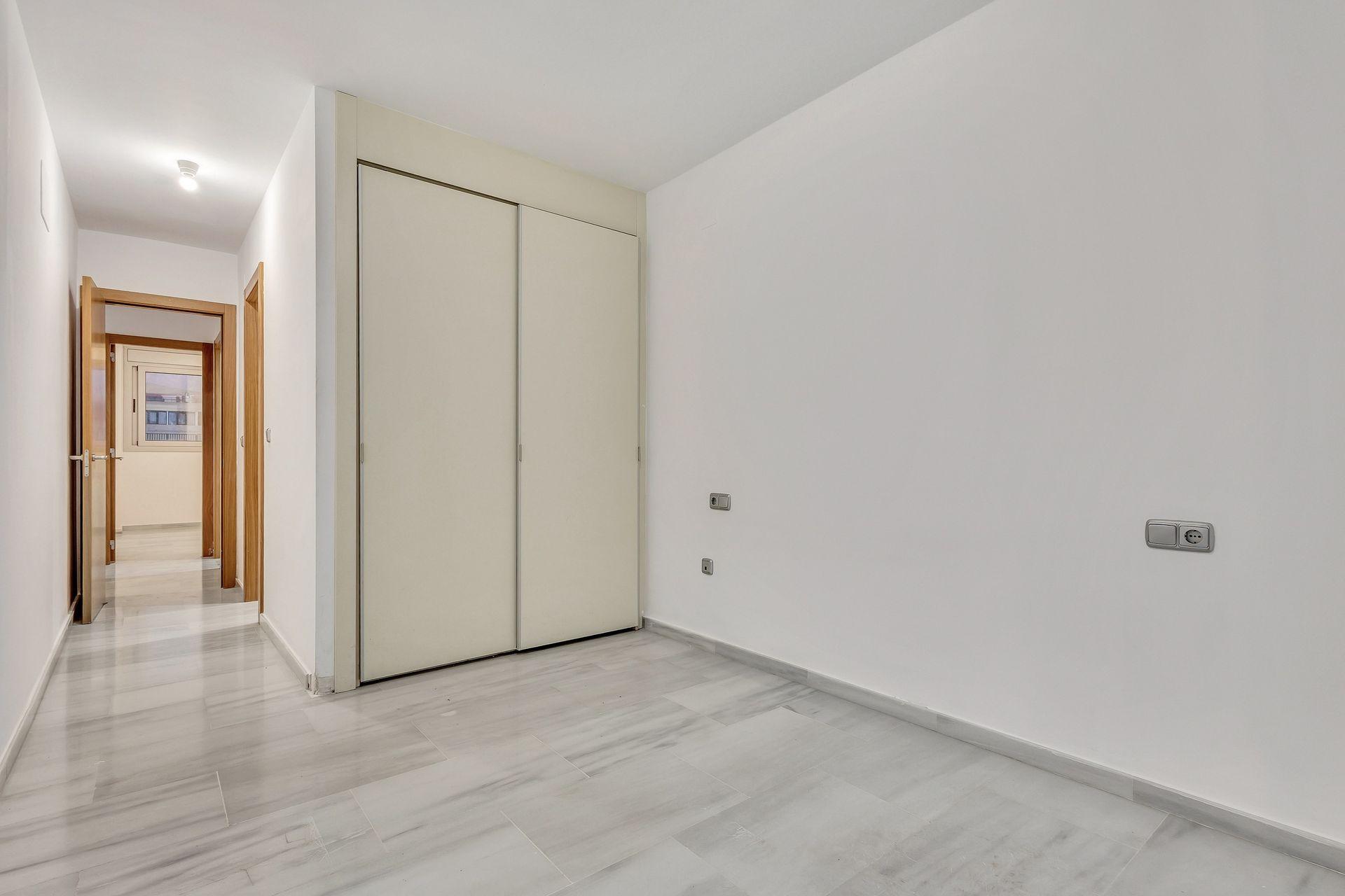 Villajoyosa: Apartamento con Gran Terraza, Piscina y Garaje., Apartamento de 2 dorm. en Villajoyosa, Alicante. 8ª planta con terraza de 20m², garaje y piscina. ¡Vive el sueño mediterráneo por 339.000€!