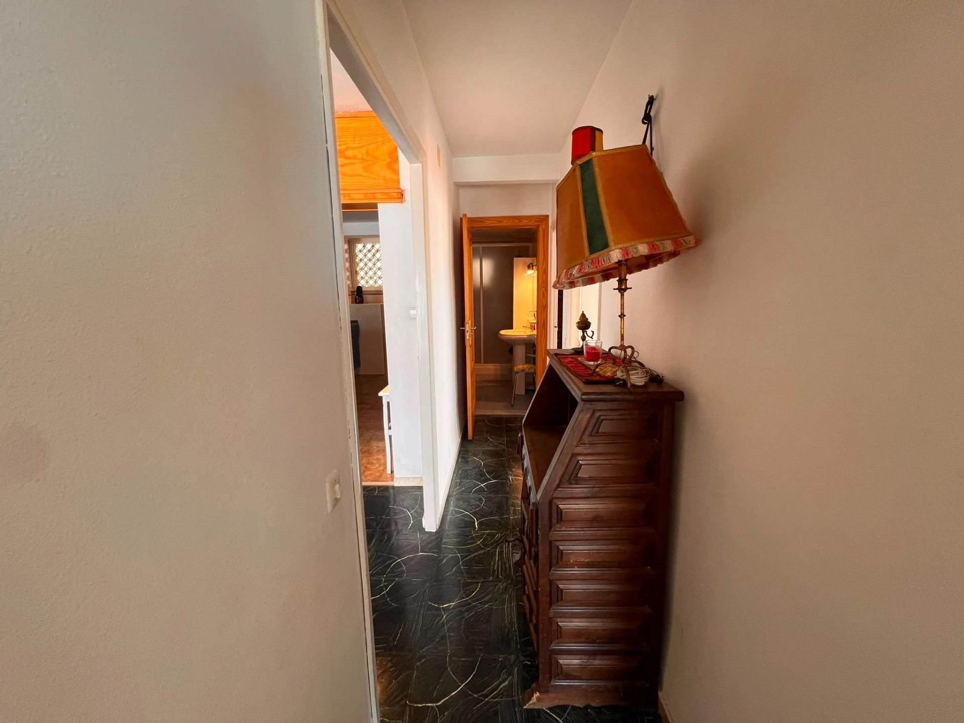 Altea: Apartamento con Vistas al Mar, Puerto y Gran Potencial, Apartamento de 113m² en Altea, a 1 calle del puerto. Vistas al mar y terraza. Ideal para reformar y vivir o invertir en la Costa Blanca. ¡315.000€!