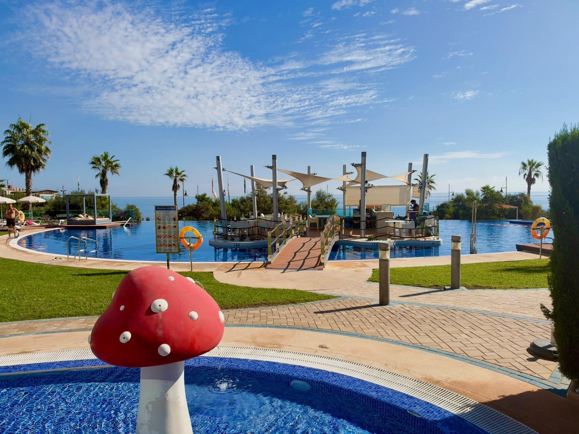 Vistas al Mar: Apartamento de Ensueño en Punta Prima, Torrevieja, Apartamento de lujo en Punta Prima, Torrevieja. Vistas frontales al mar, 2 hab, 2 baños. Disfruta la Costa Blanca con piscina, pádel y club social. ¡Tu vida med
