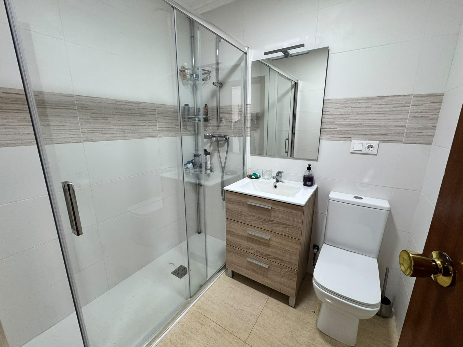 Bungalow Exclusivo Torrevieja: Privacidad y Encanto Mediterráneo Garantizados., Descubre este bungalow en planta baja en Torrevieja, Alicante. 2 dormitorios, 1 baño, 60m2. Disfruta de privacidad, porche y un diseño único. Ideal para vivir o