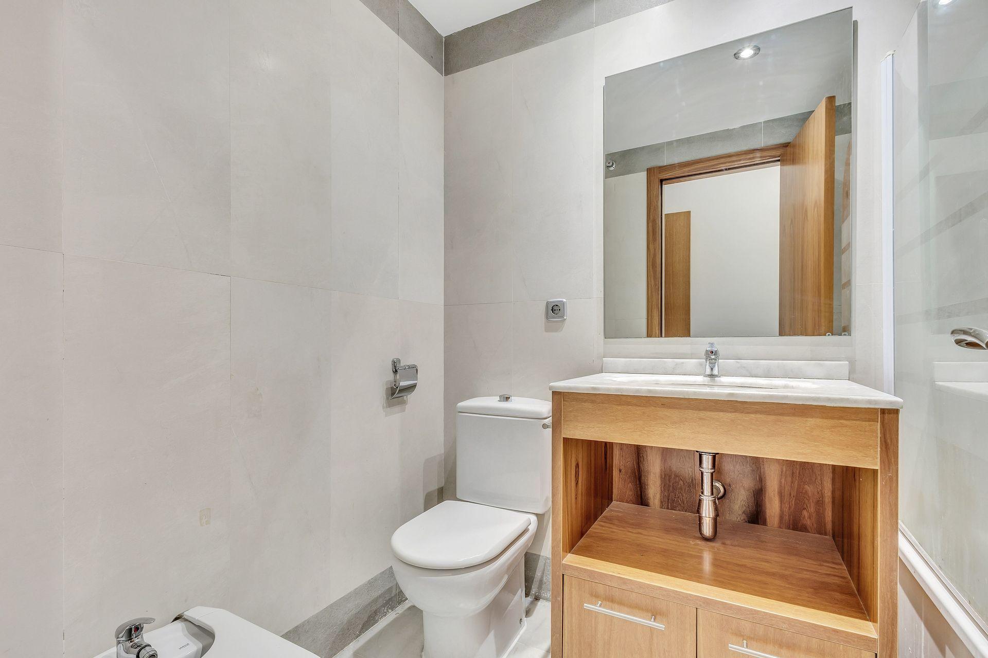 Villajoyosa: Apartamento con Gran Terraza, Piscina y Garaje., Apartamento de 2 dorm. en Villajoyosa, Alicante. 8ª planta con terraza de 20m², garaje y piscina. ¡Vive el sueño mediterráneo por 339.000€!