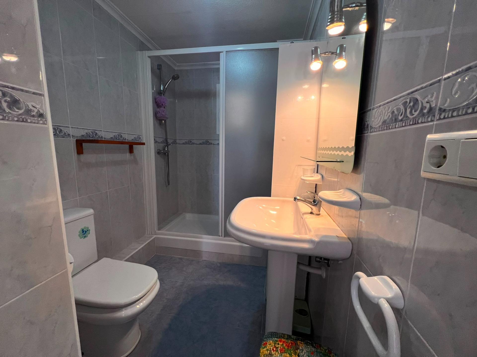 Altea: Apartamento con Vistas al Mar, Puerto y Gran Potencial, Apartamento de 113m² en Altea, a 1 calle del puerto. Vistas al mar y terraza. Ideal para reformar y vivir o invertir en la Costa Blanca. ¡315.000€!