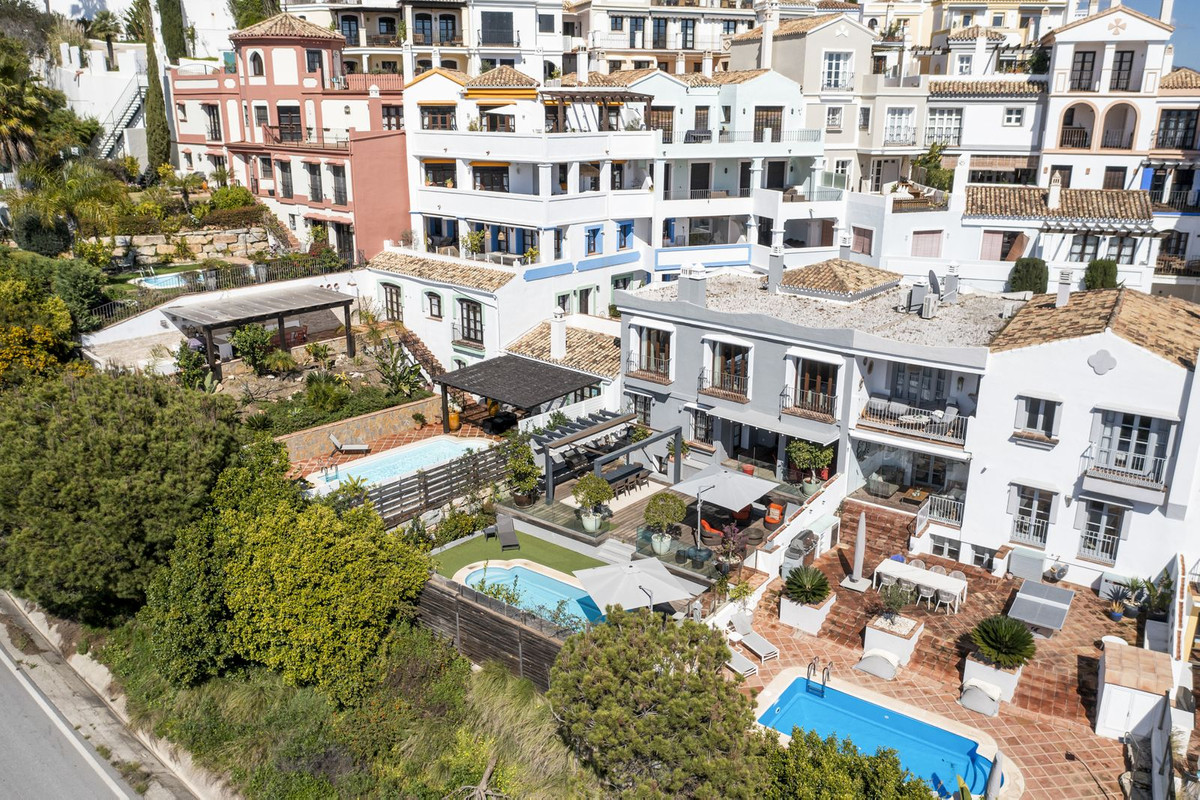 Exclusivo Adosado Renovado en Benahavís: Sol, Lujo y Vistas, Exclusivo adosado renovado en Benahavís, Costa del Sol. 5 dorm, 5 baños, piscina privada y jardín. Lujo cerca de golf y playa. ¡Tu oasis mediterráneo por 995.00