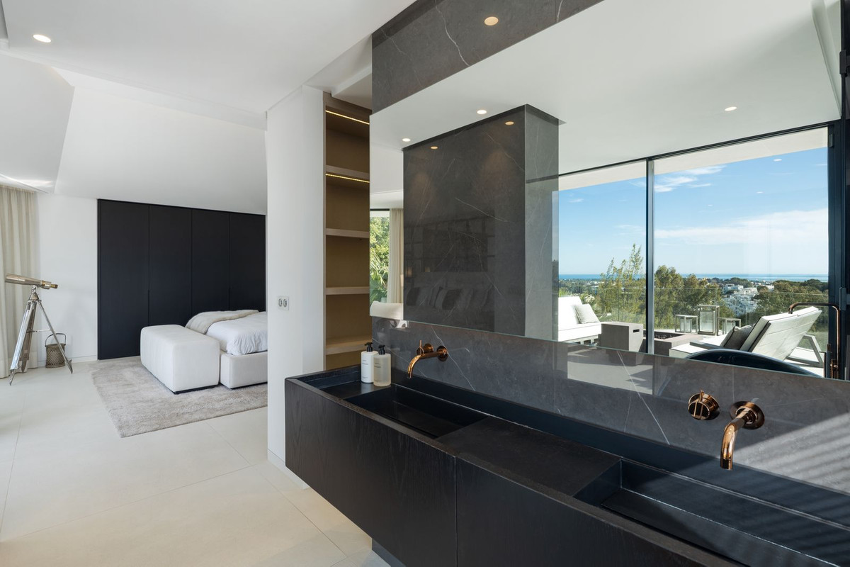 Exclusiva Villa de Lujo con Vistas al Mar en Benahavís, Descubra esta villa de lujo moderna en El Herrojo, Benahavís. Diseño Ames (2021), 5 dorm., 6 baños, piscina infinita y vistas al mar. ¡Su oasis en la Costa del
