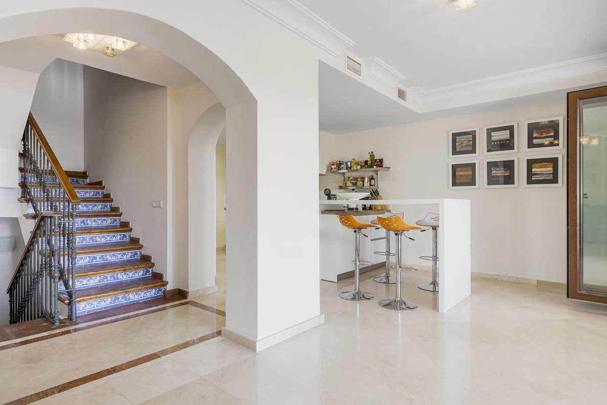 Exclusivo Adosado Renovado en Benahavís: Sol, Lujo y Vistas, Exclusivo adosado renovado en Benahavís, Costa del Sol. 5 dorm, 5 baños, piscina privada y jardín. Lujo cerca de golf y playa. ¡Tu oasis mediterráneo por 995.00
