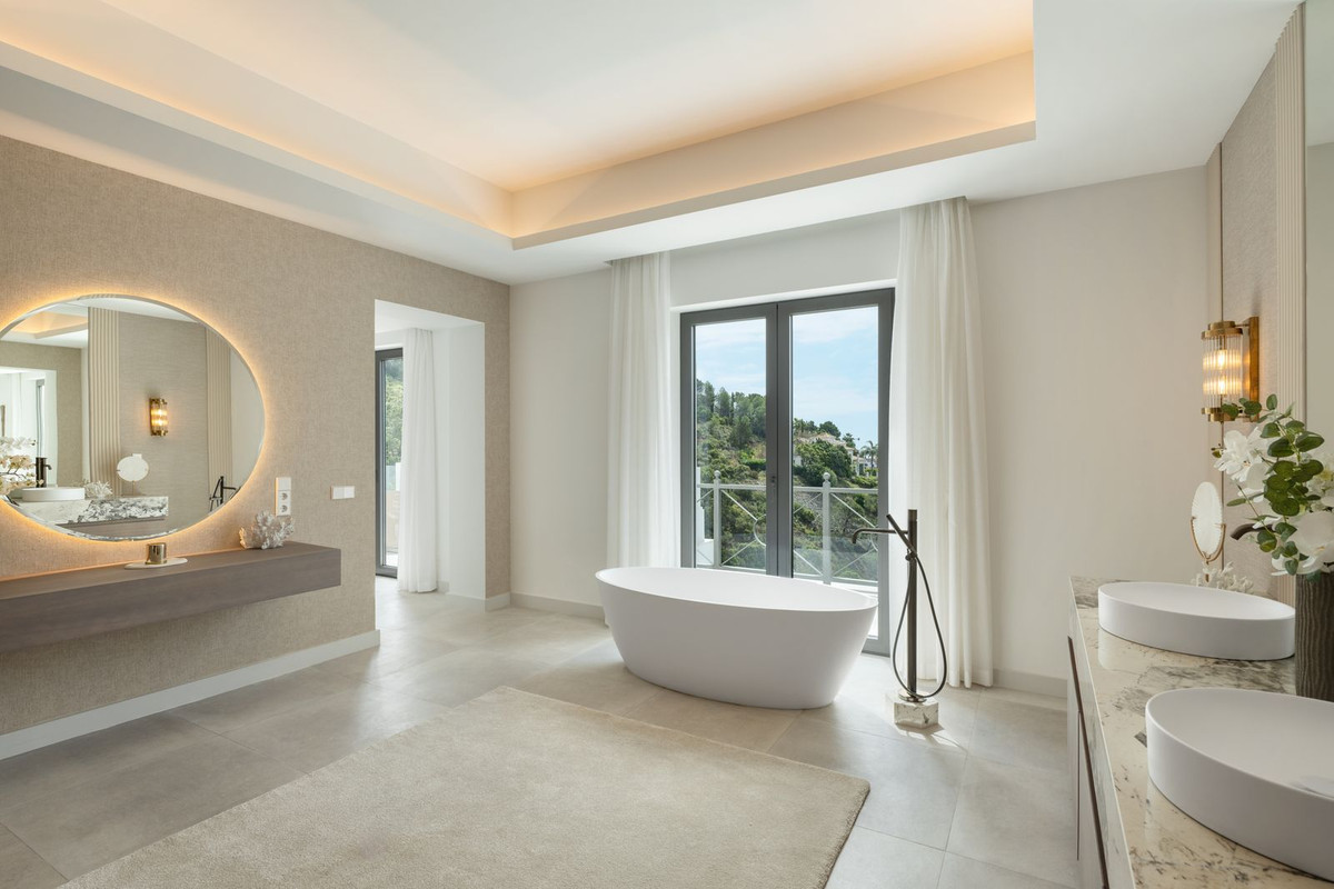 Villa de Lujo Exclusiva en Benahavís con Vistas al Mar, Villa de lujo en El Madroñal, Benahavís. Vistas al mar, 5.000m² de parcela, 5 hab. Spa, cine, piscina. Estilo de vida exclusivo en Costa del Sol. ¡Oportunidad ú