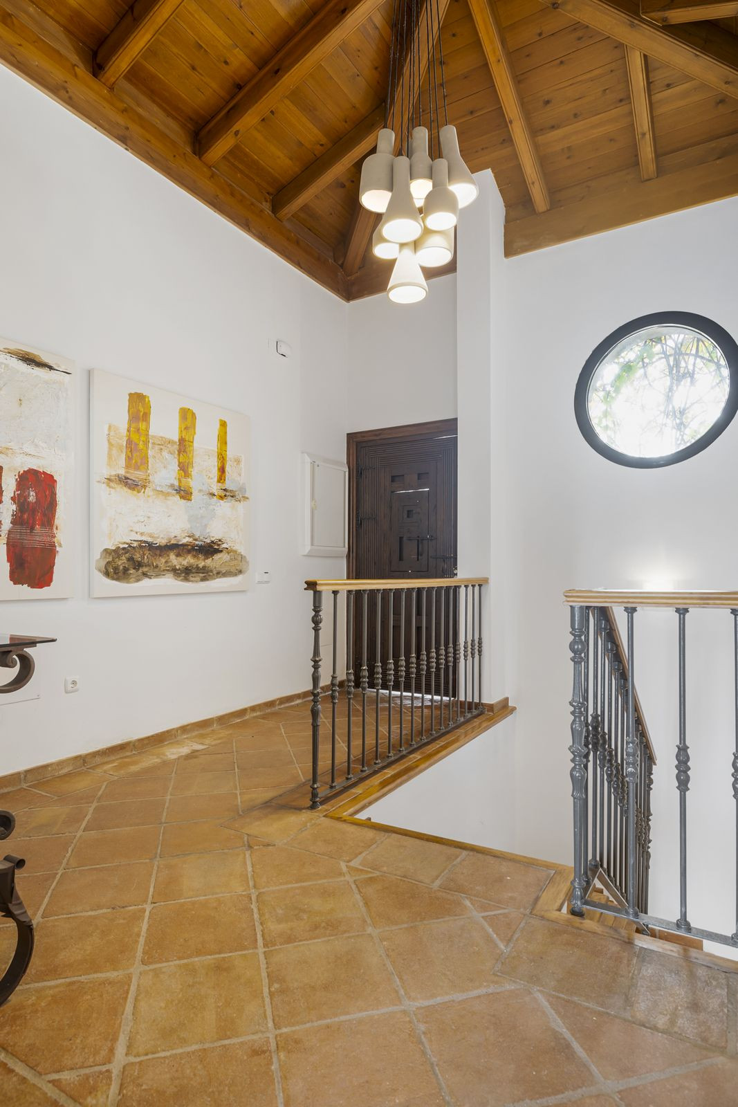Exclusivo Adosado Renovado en Benahavís: Sol, Lujo y Vistas, Exclusivo adosado renovado en Benahavís, Costa del Sol. 5 dorm, 5 baños, piscina privada y jardín. Lujo cerca de golf y playa. ¡Tu oasis mediterráneo por 995.00