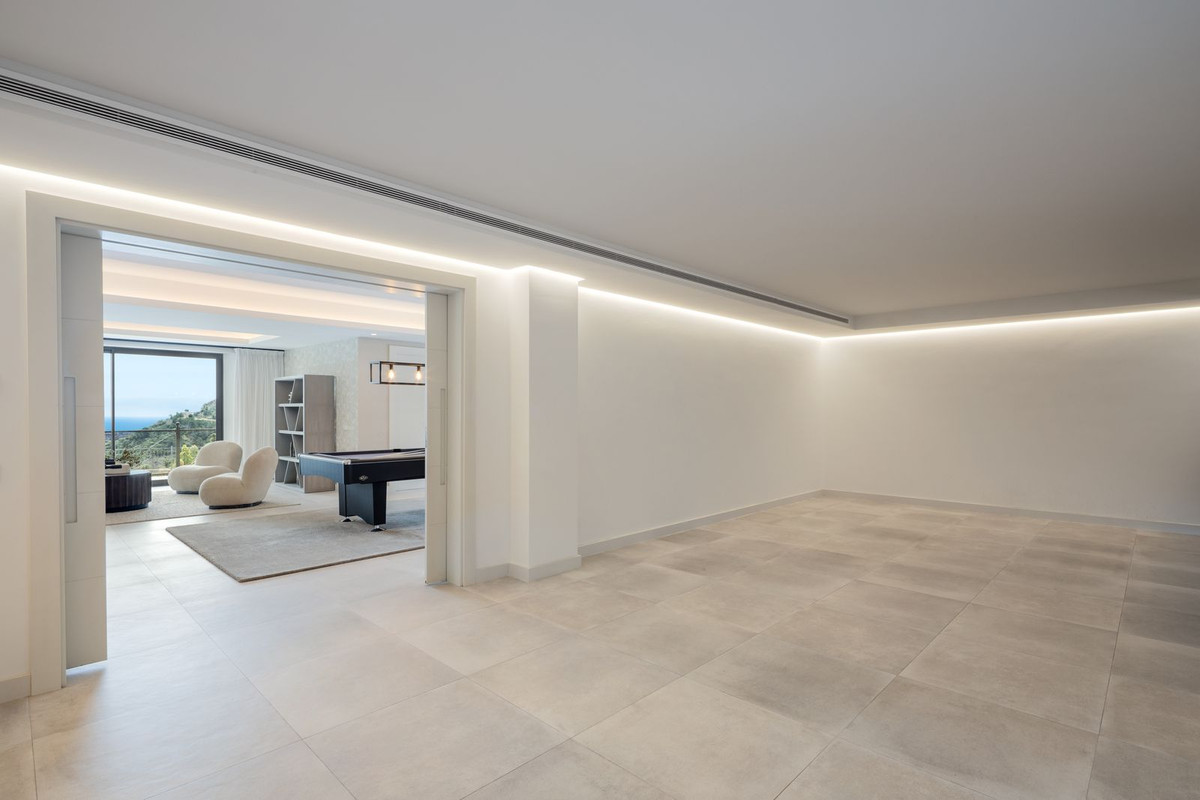 Villa de Lujo Exclusiva en Benahavís con Vistas al Mar, Villa de lujo en El Madroñal, Benahavís. Vistas al mar, 5.000m² de parcela, 5 hab. Spa, cine, piscina. Estilo de vida exclusivo en Costa del Sol. ¡Oportunidad ú