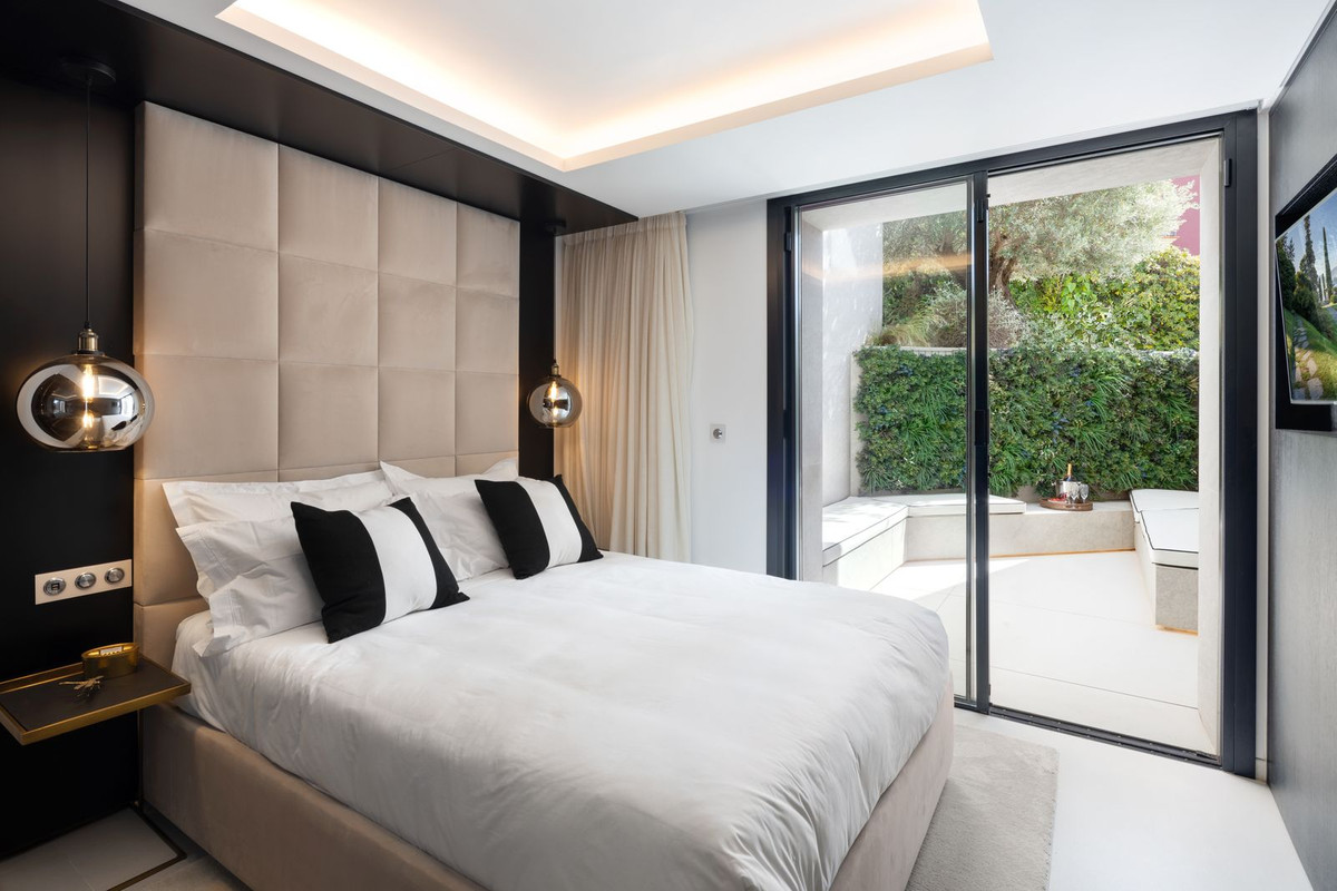 Exclusiva Villa de Lujo con Vistas al Mar en Benahavís, Descubra esta villa de lujo moderna en El Herrojo, Benahavís. Diseño Ames (2021), 5 dorm., 6 baños, piscina infinita y vistas al mar. ¡Su oasis en la Costa del