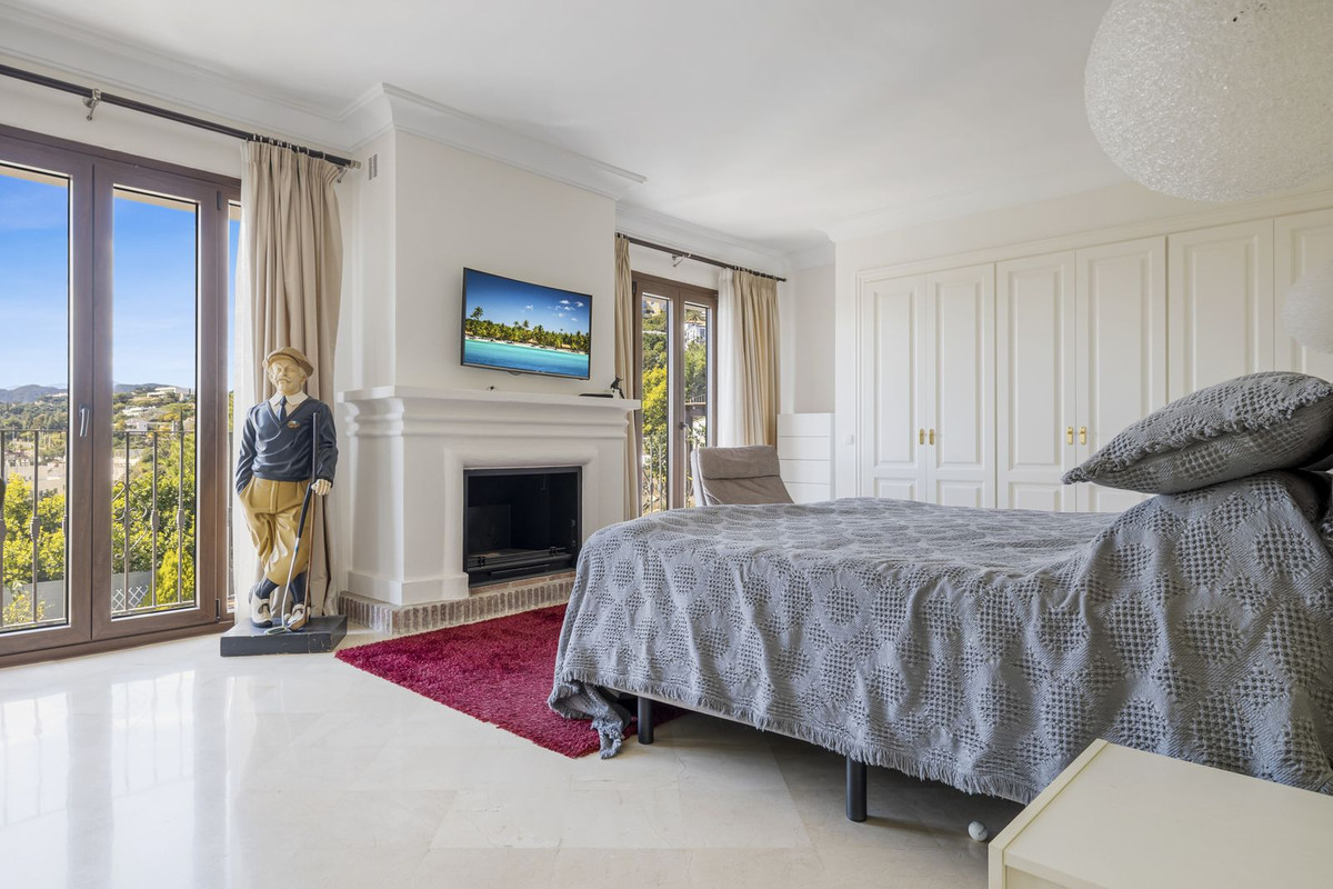 Exclusivo Adosado Renovado en Benahavís: Sol, Lujo y Vistas, Exclusivo adosado renovado en Benahavís, Costa del Sol. 5 dorm, 5 baños, piscina privada y jardín. Lujo cerca de golf y playa. ¡Tu oasis mediterráneo por 995.00
