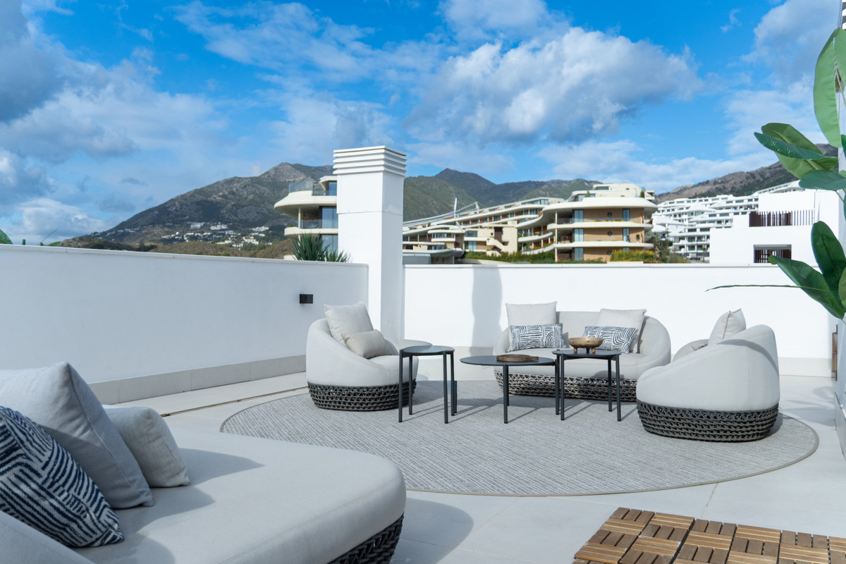 Lujo mediterráneo: Su nuevo hogar en Fuengirola, Residencias de obra nueva en Fuengirola, Costa del Sol. Apartamentos de lujo con terrazas, jardines y vistas al mar. Eficiencia energética y sostenibilidad.